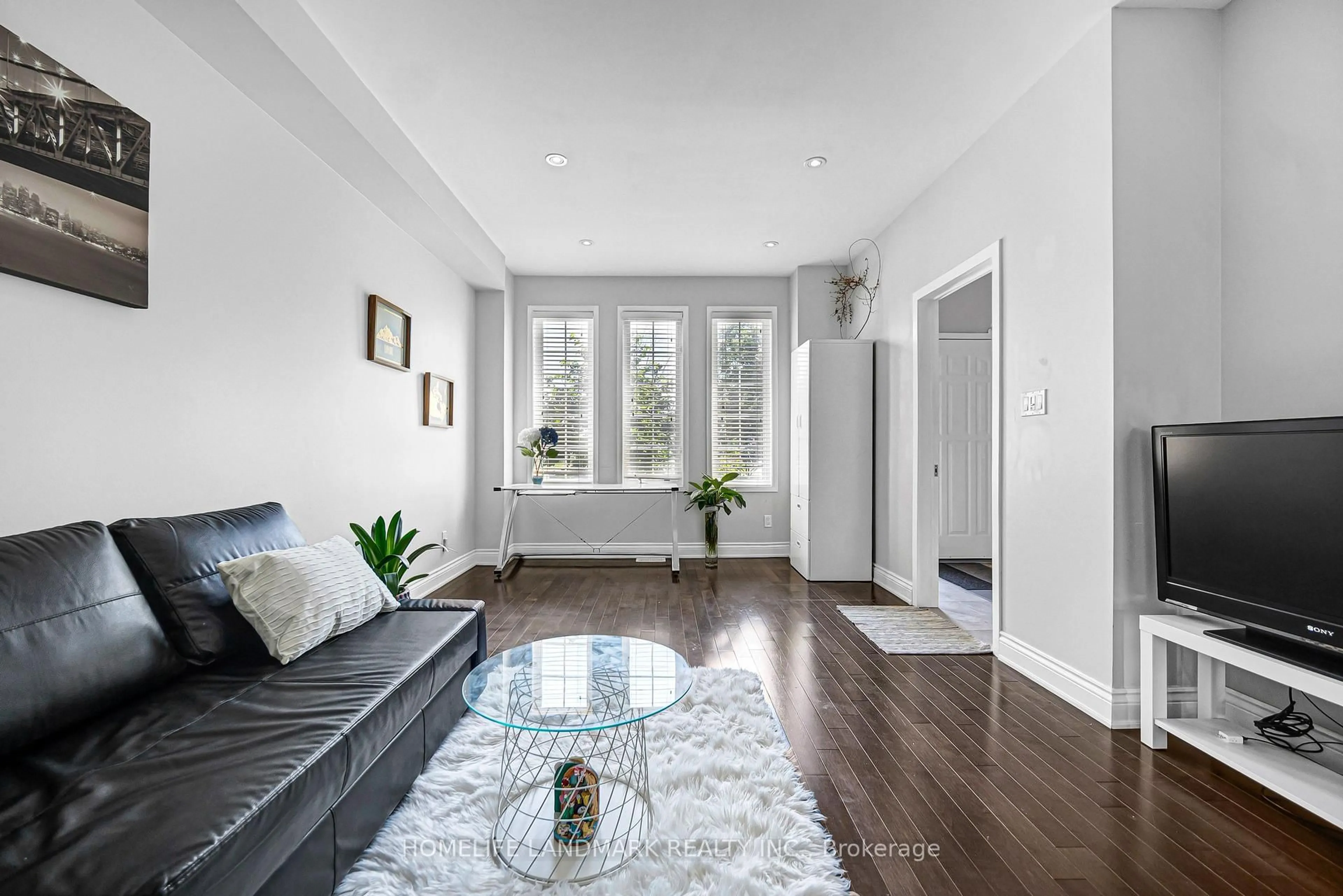 Living room with furniture, unknown for 293 Murray Ross Pkwy, Toronto Ontario M3J 3N7