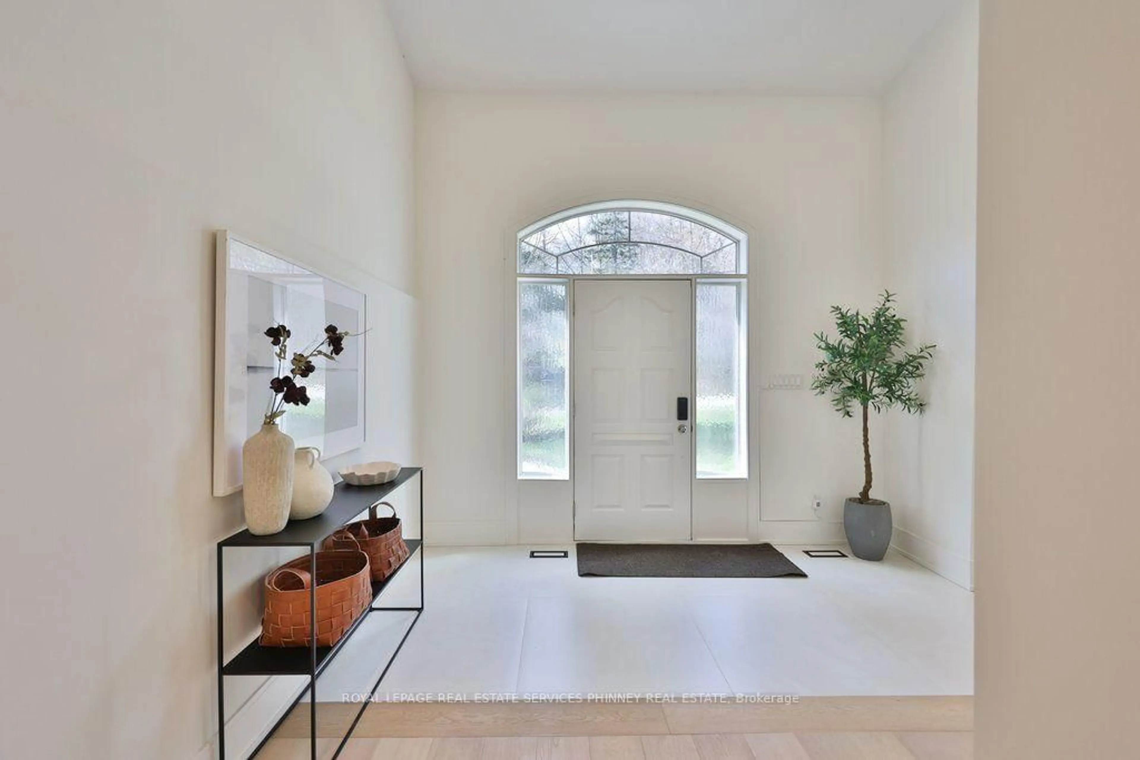 Indoor entryway for 1340 Contour Dr, Mississauga Ontario L5H 1B2