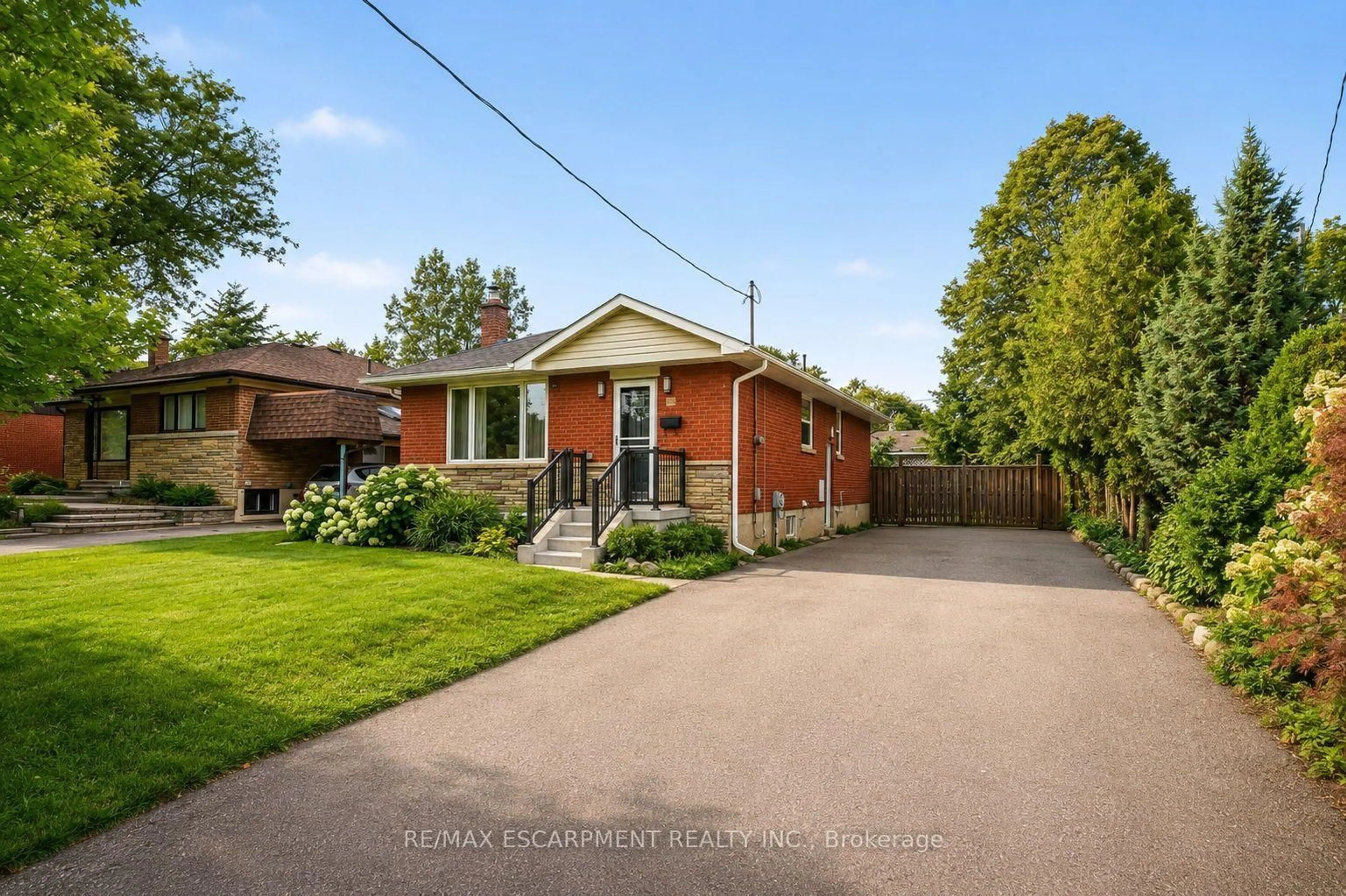Home with brick exterior material, street for 715 Drury Lane, Burlington Ontario L7R 2X9