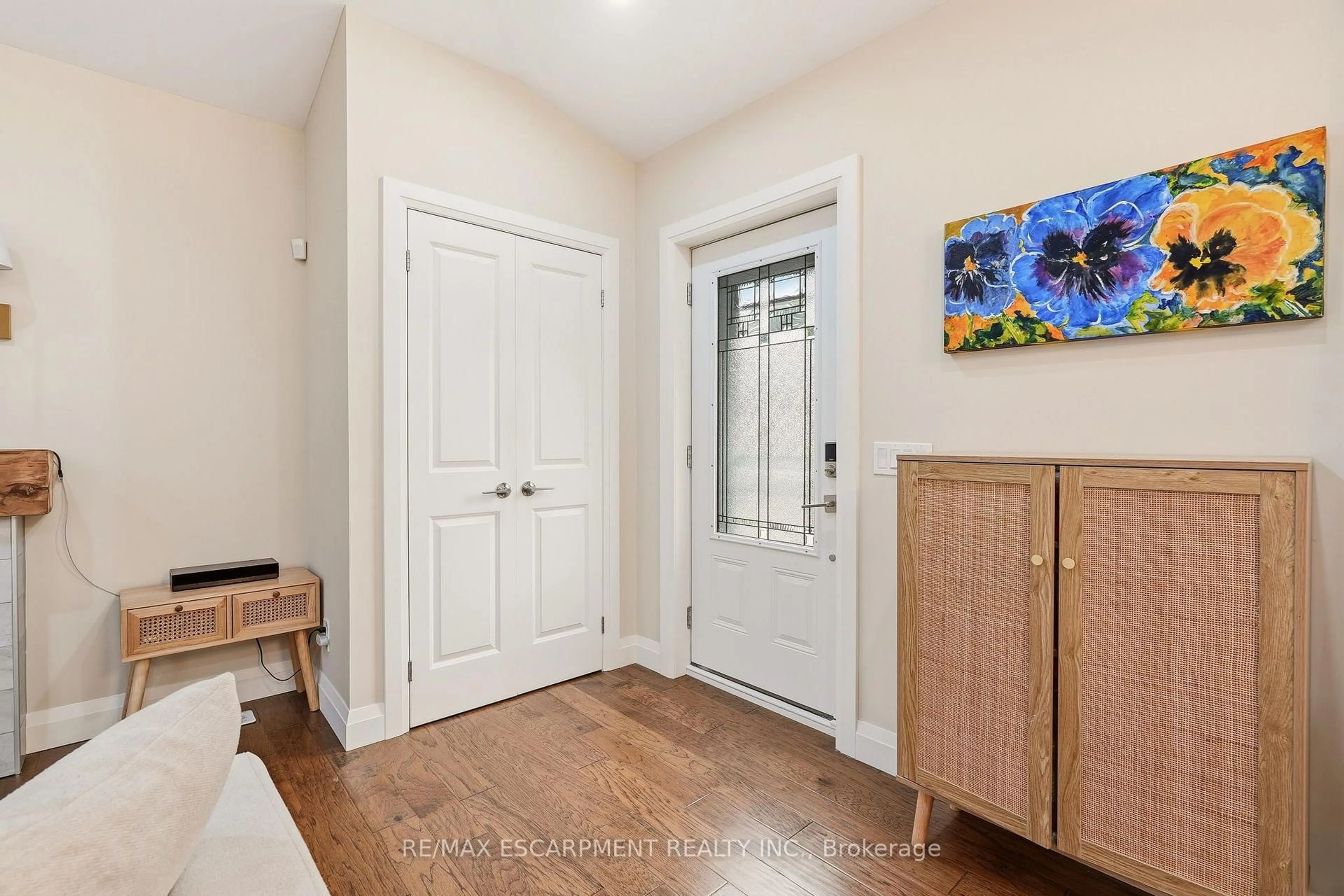 Indoor entryway for 715 Drury Lane, Burlington Ontario L7R 2X9