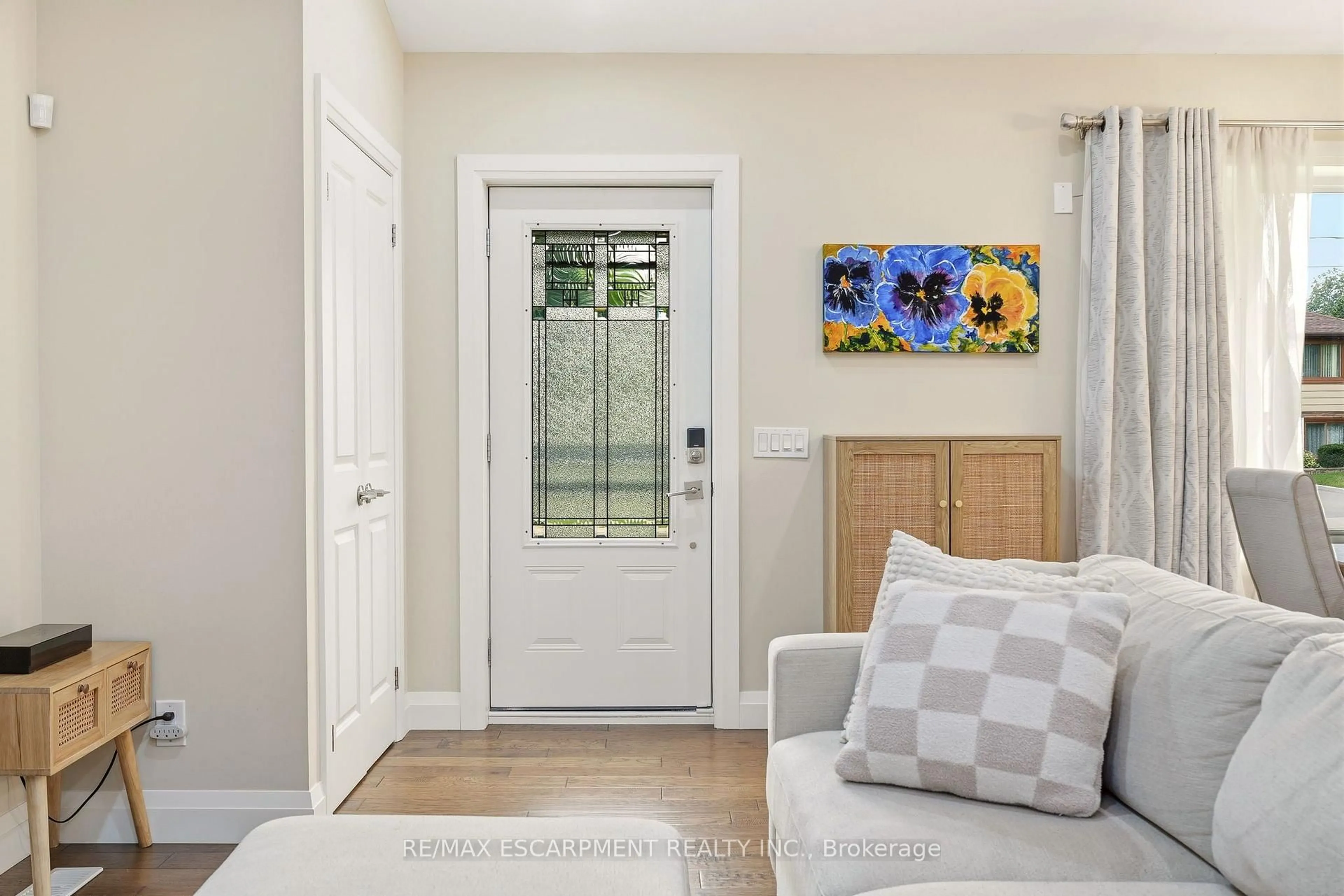 Indoor entryway for 715 Drury Lane, Burlington Ontario L7R 2X9