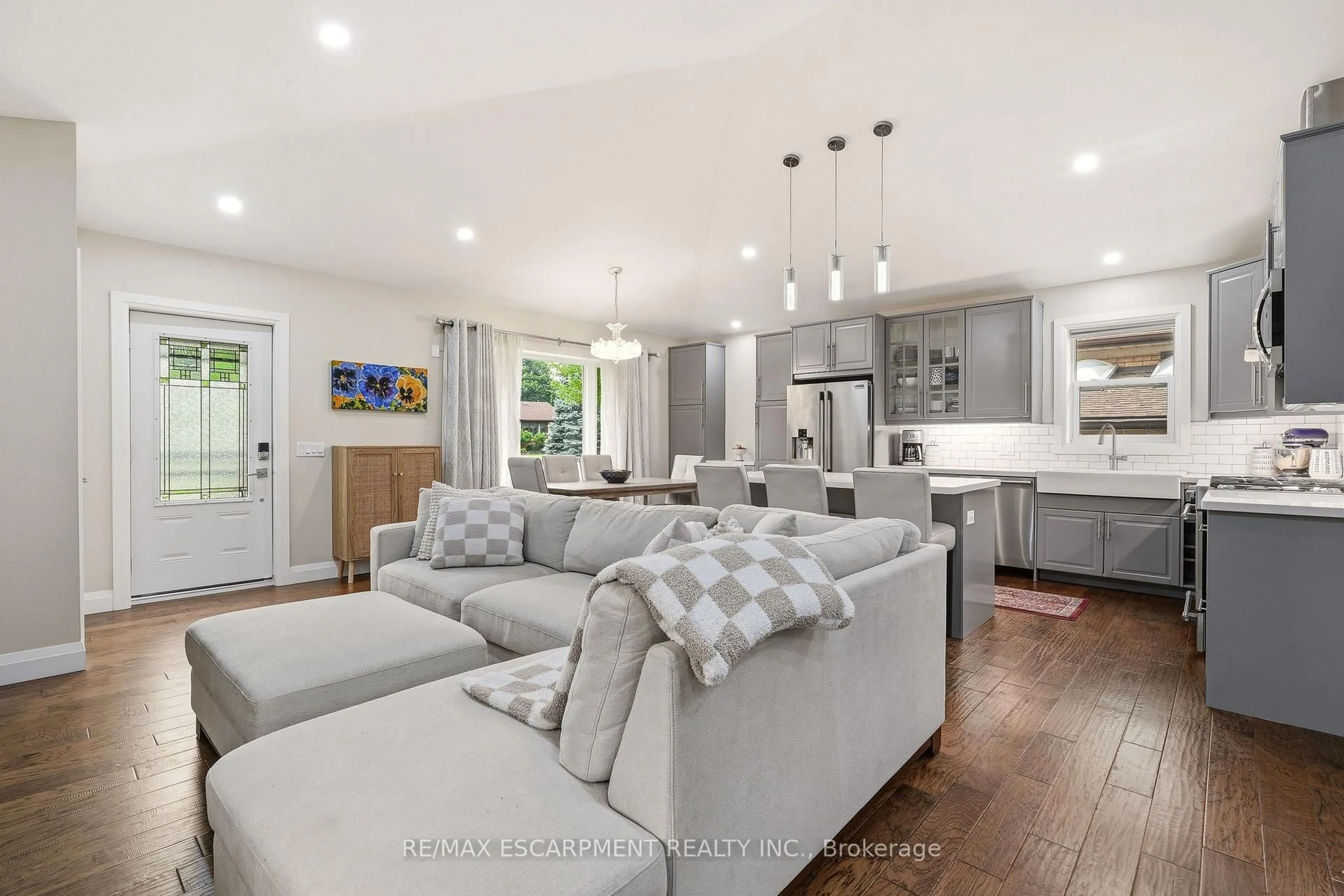 Open concept kitchen, unknown for 715 Drury Lane, Burlington Ontario L7R 2X9