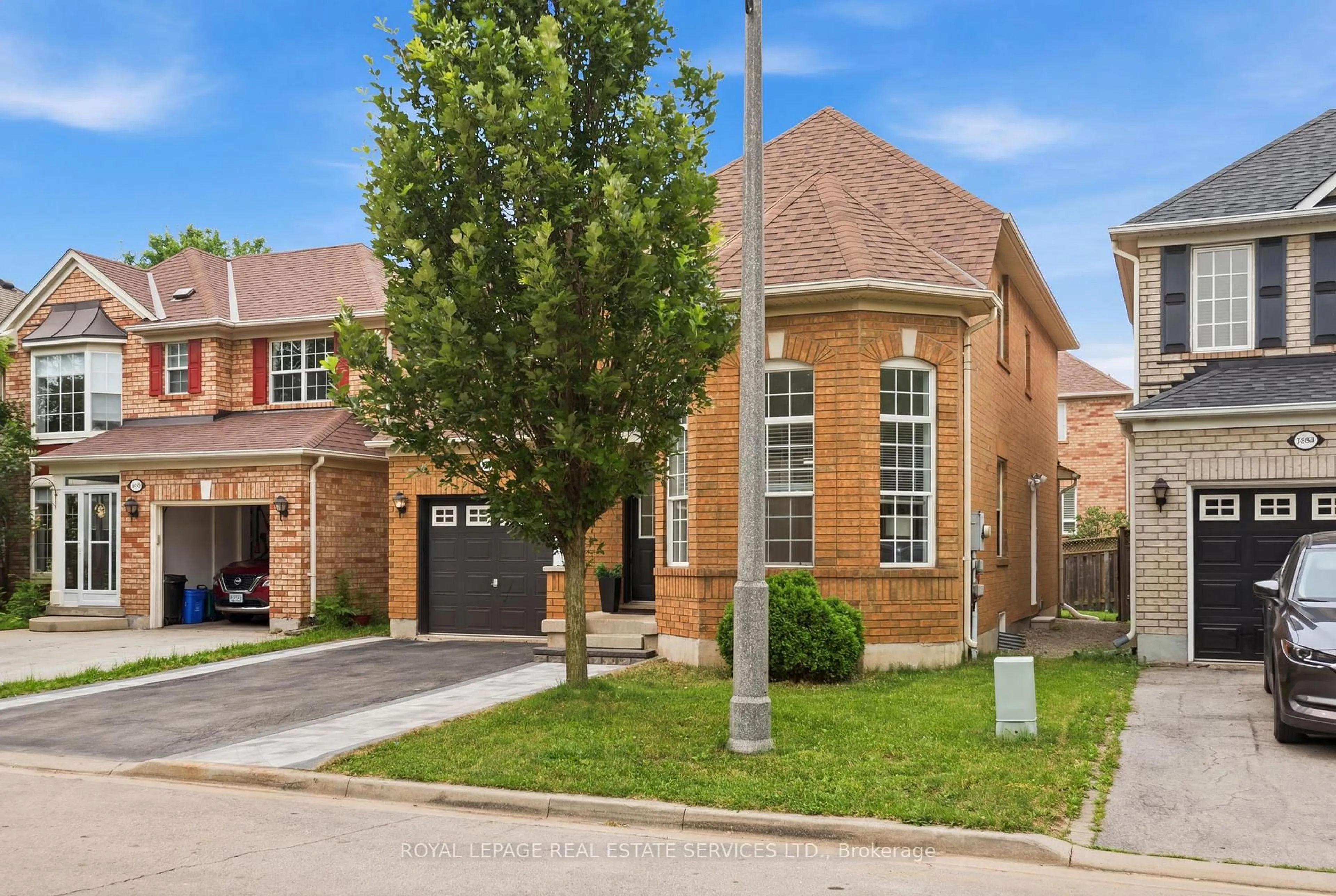 Home with brick exterior material, street for 2382 Falkland Cres, Oakville Ontario L6M 4Y1