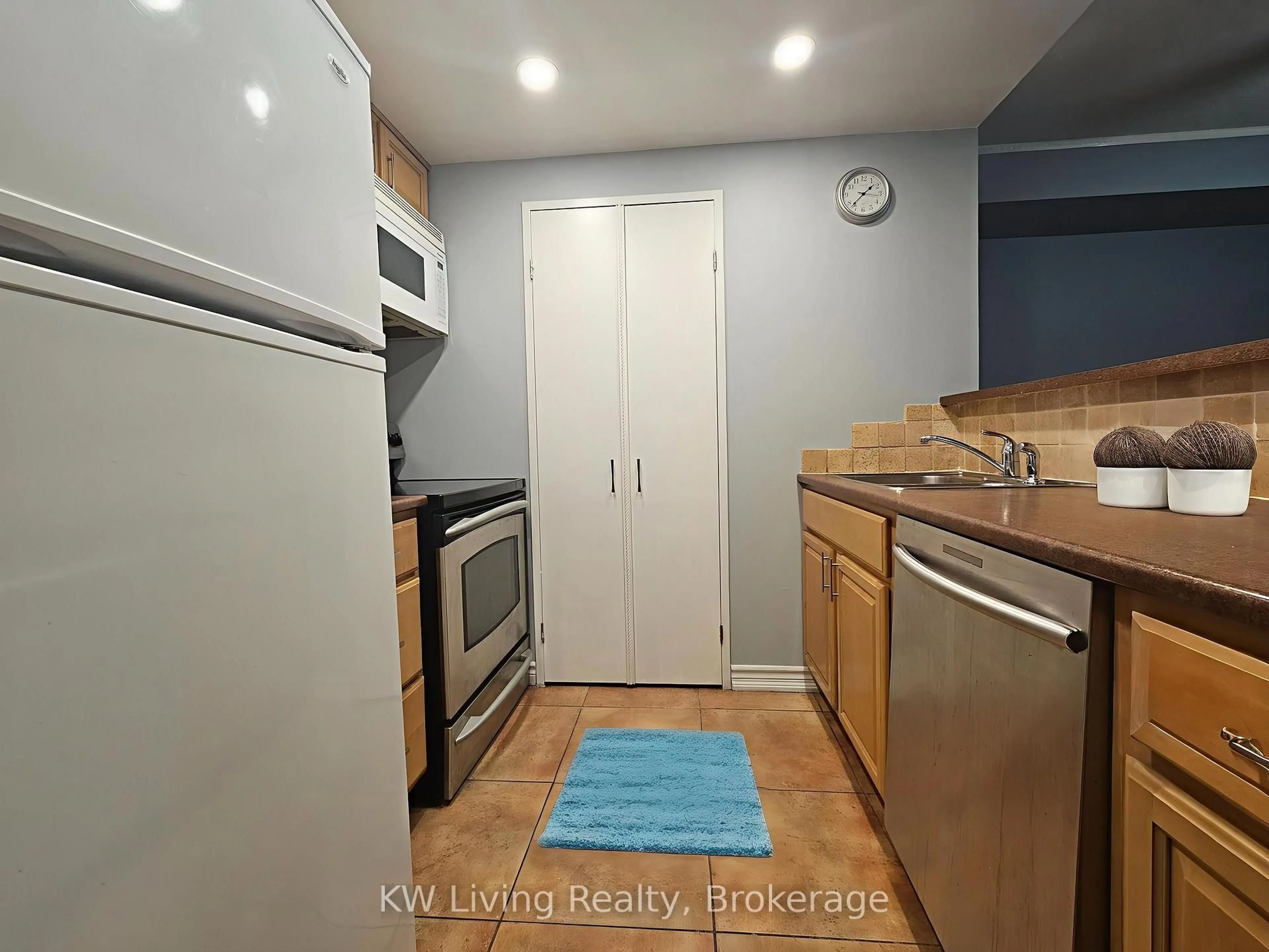 Standard kitchen, unknown for 60 Absolute Ave #4804, Mississauga Ontario L4Z 0A9