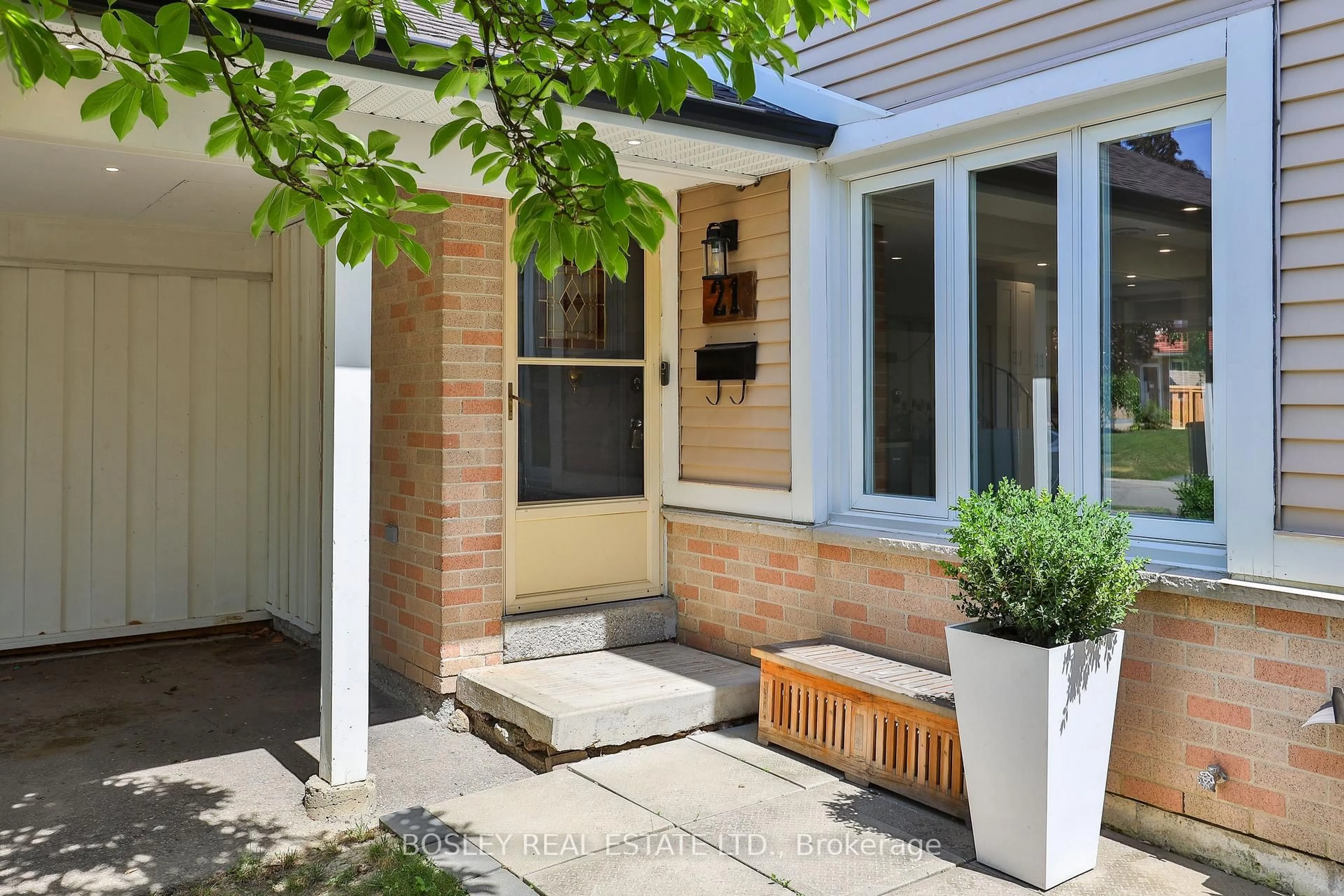 Unknown for 21 Courtleigh Sq, Brampton Ontario L6Z 1J2