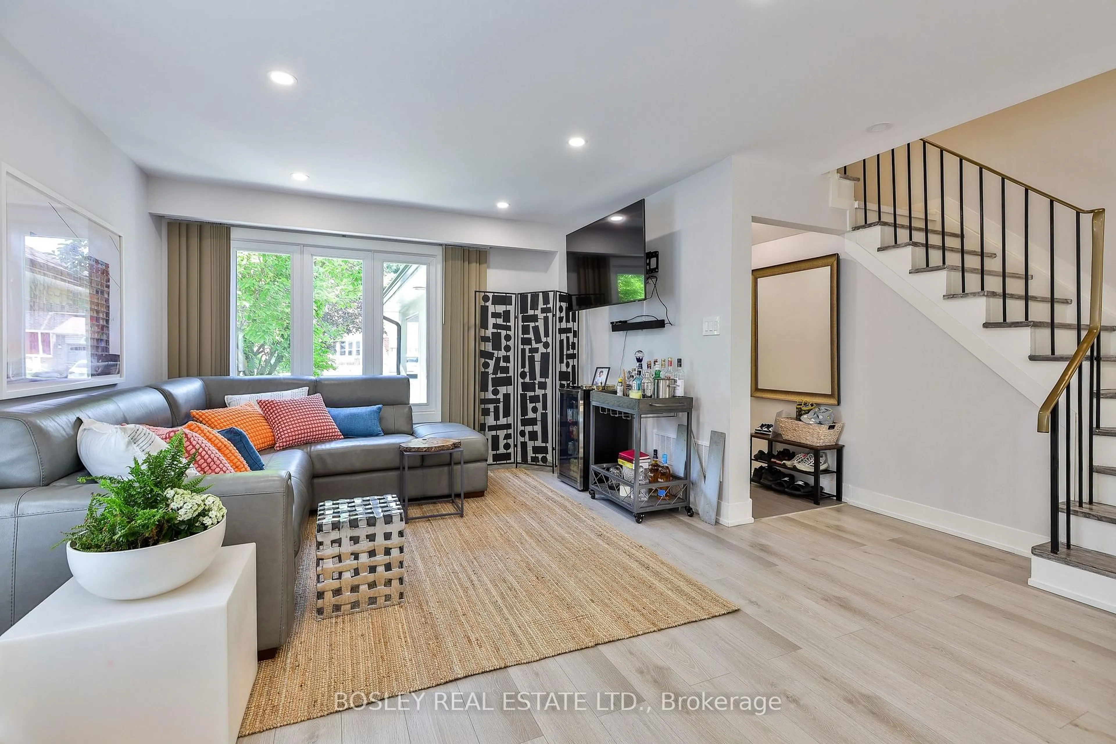 Living room with furniture, unknown for 21 Courtleigh Sq, Brampton Ontario L6Z 1J2