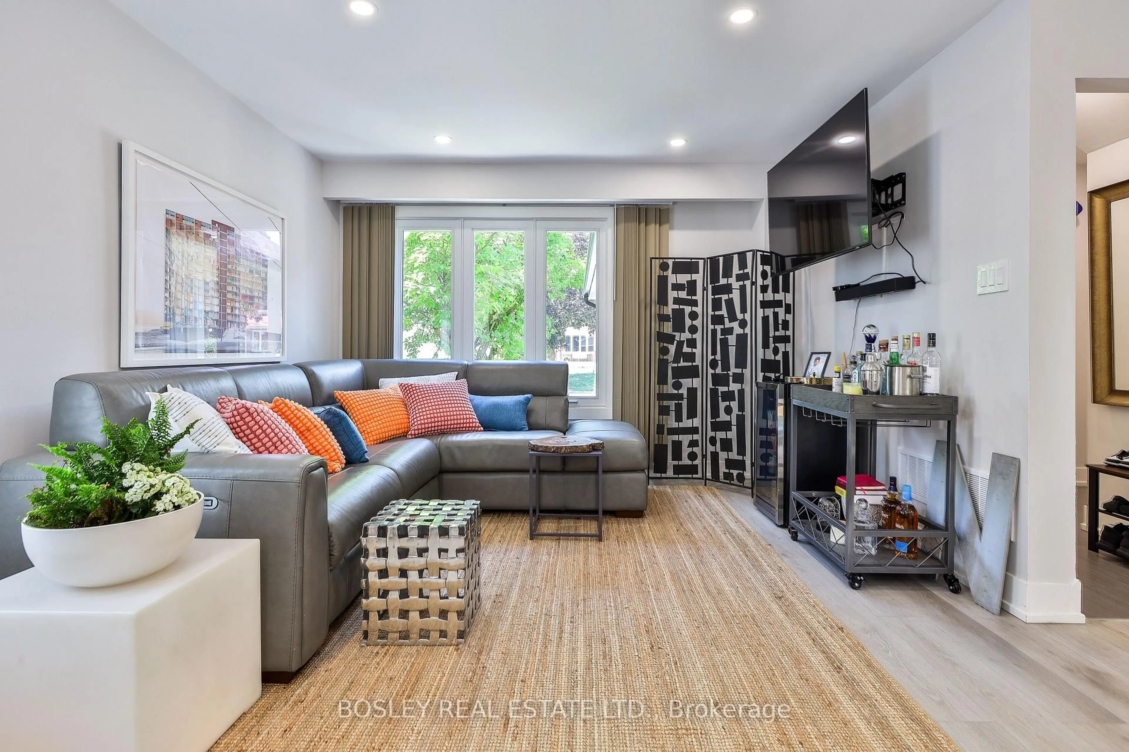Living room with furniture, unknown for 21 Courtleigh Sq, Brampton Ontario L6Z 1J2
