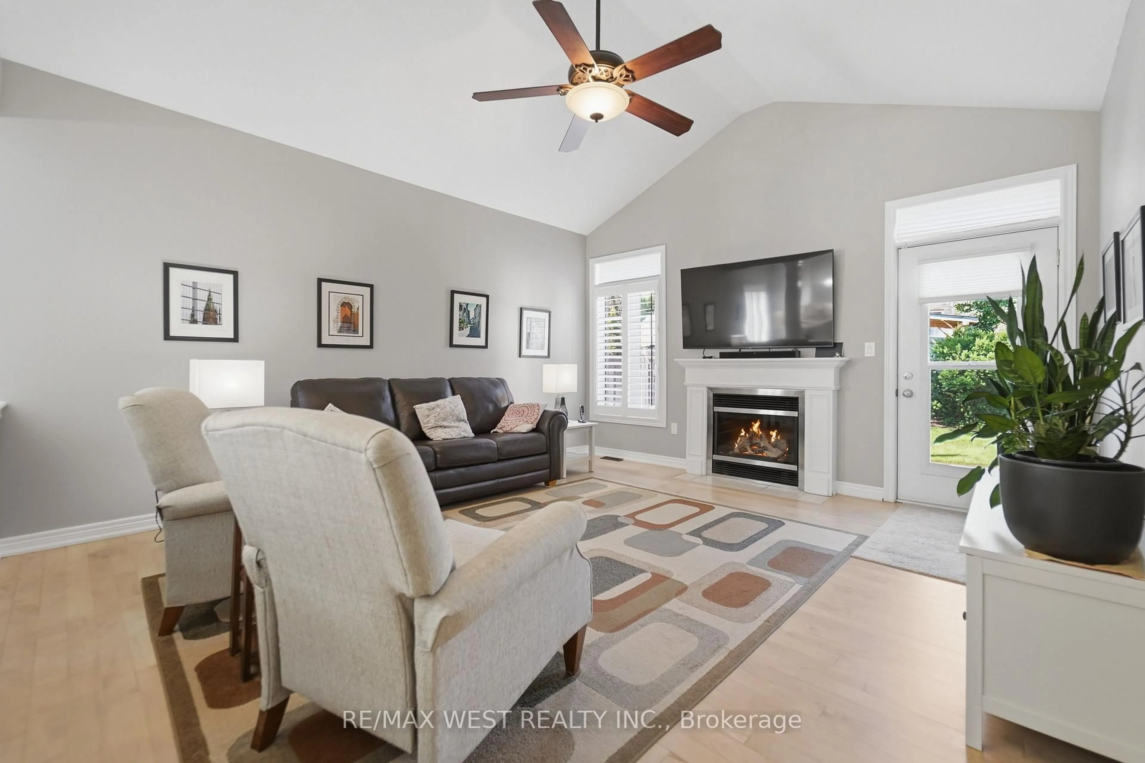 Living room with furniture, unknown for 184 Tanners Dr, Halton Hills Ontario L7J 3A8