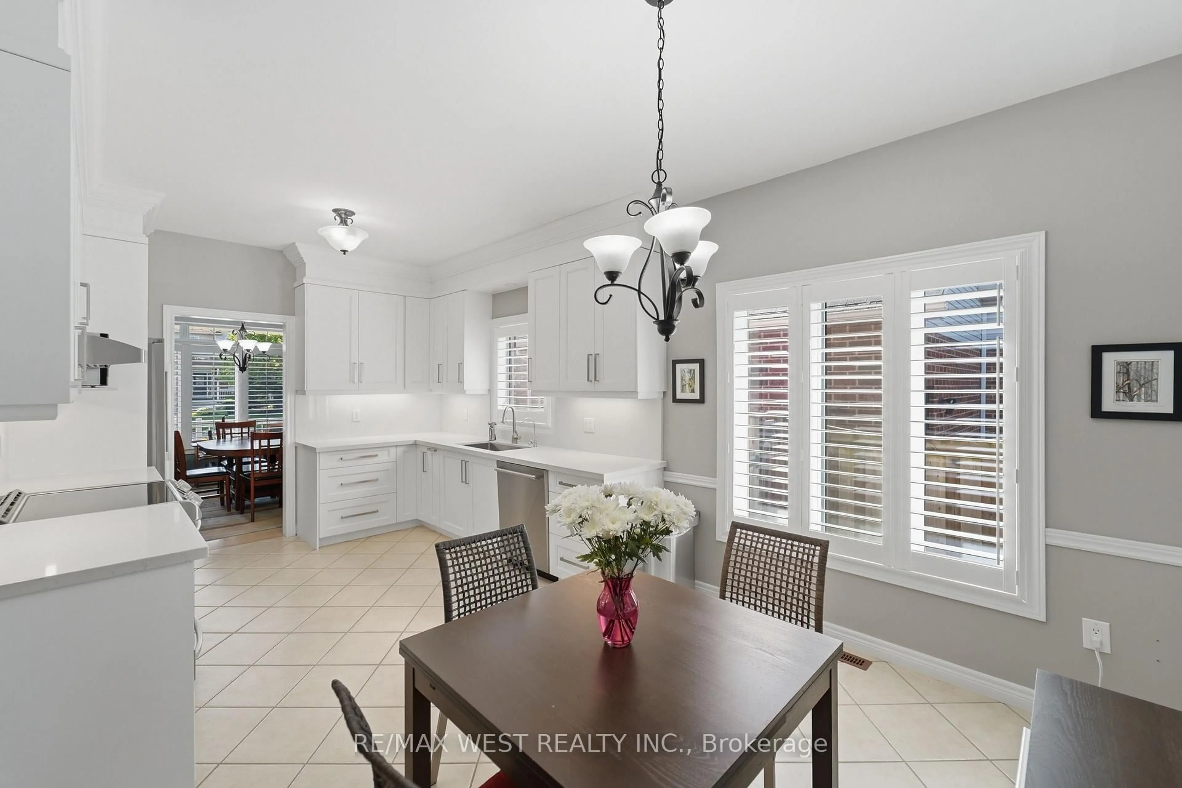 Open concept kitchen, ceramic/tile floor for 184 Tanners Dr, Halton Hills Ontario L7J 3A8