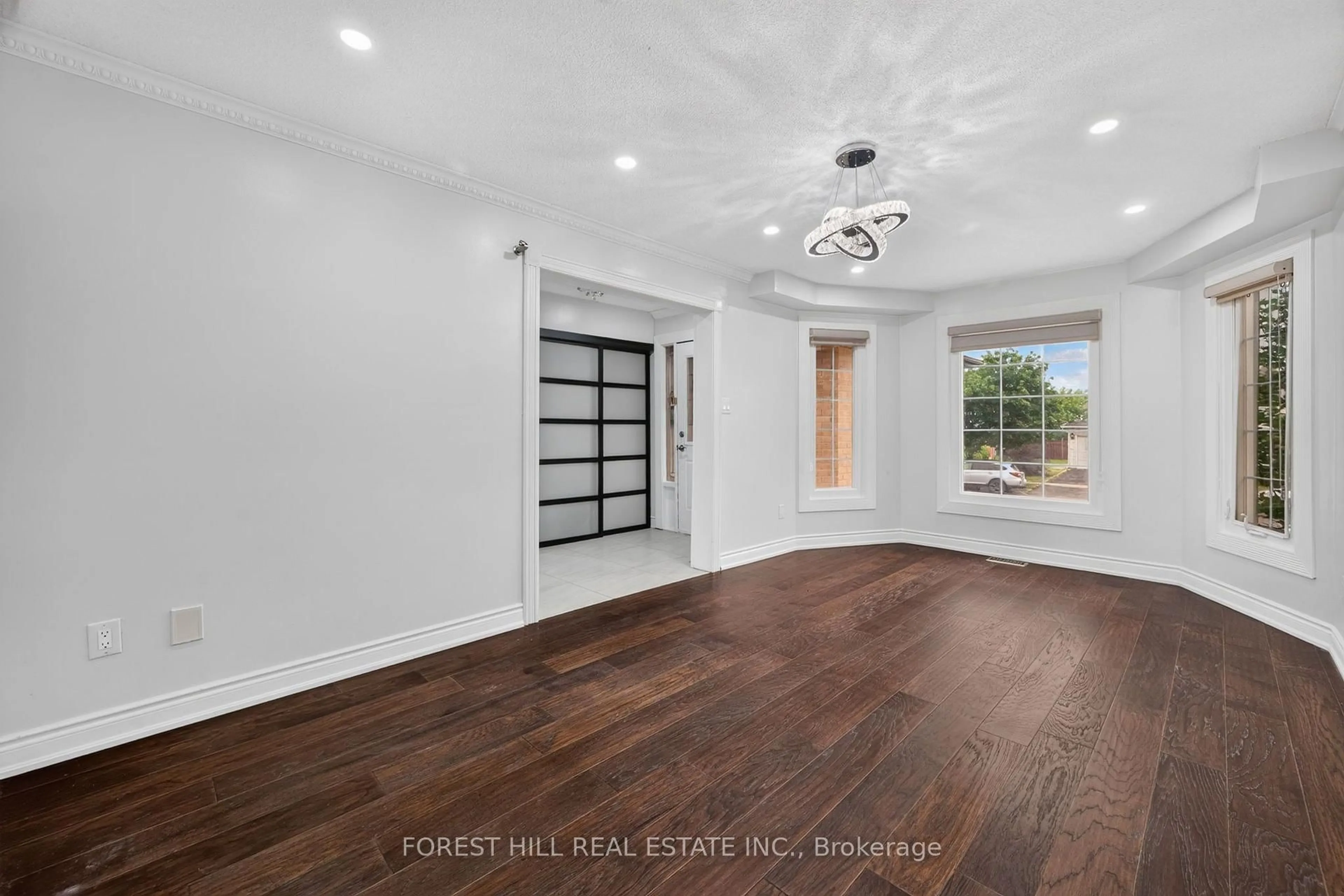 Indoor entryway for 55 Castlehill Rd, Brampton Ontario L6X 4C9