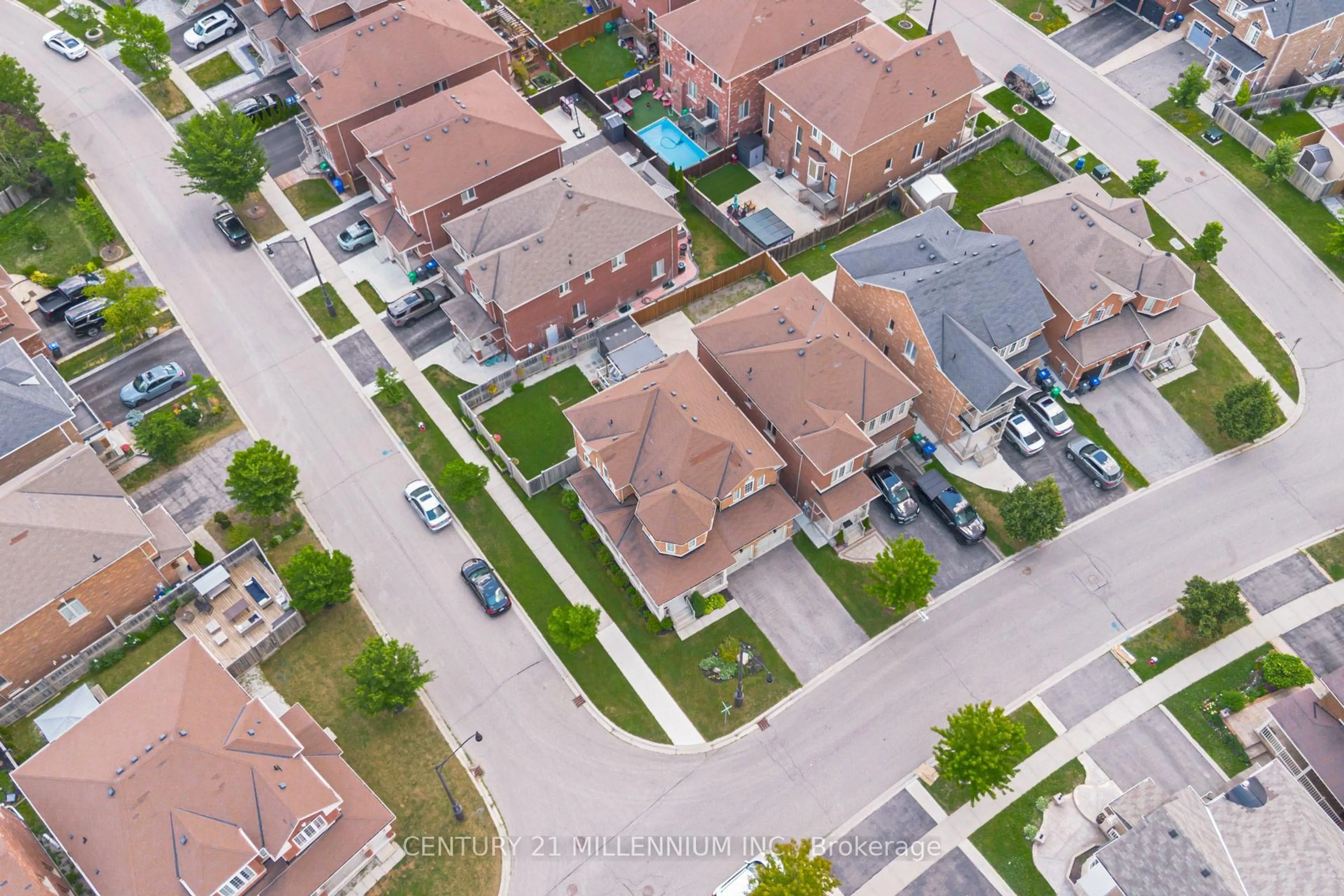 A pic from outside/outdoor area/front of a property/back of a property/a pic from drone, street for 36 Platform Cres, Brampton Ontario L7A 0W4