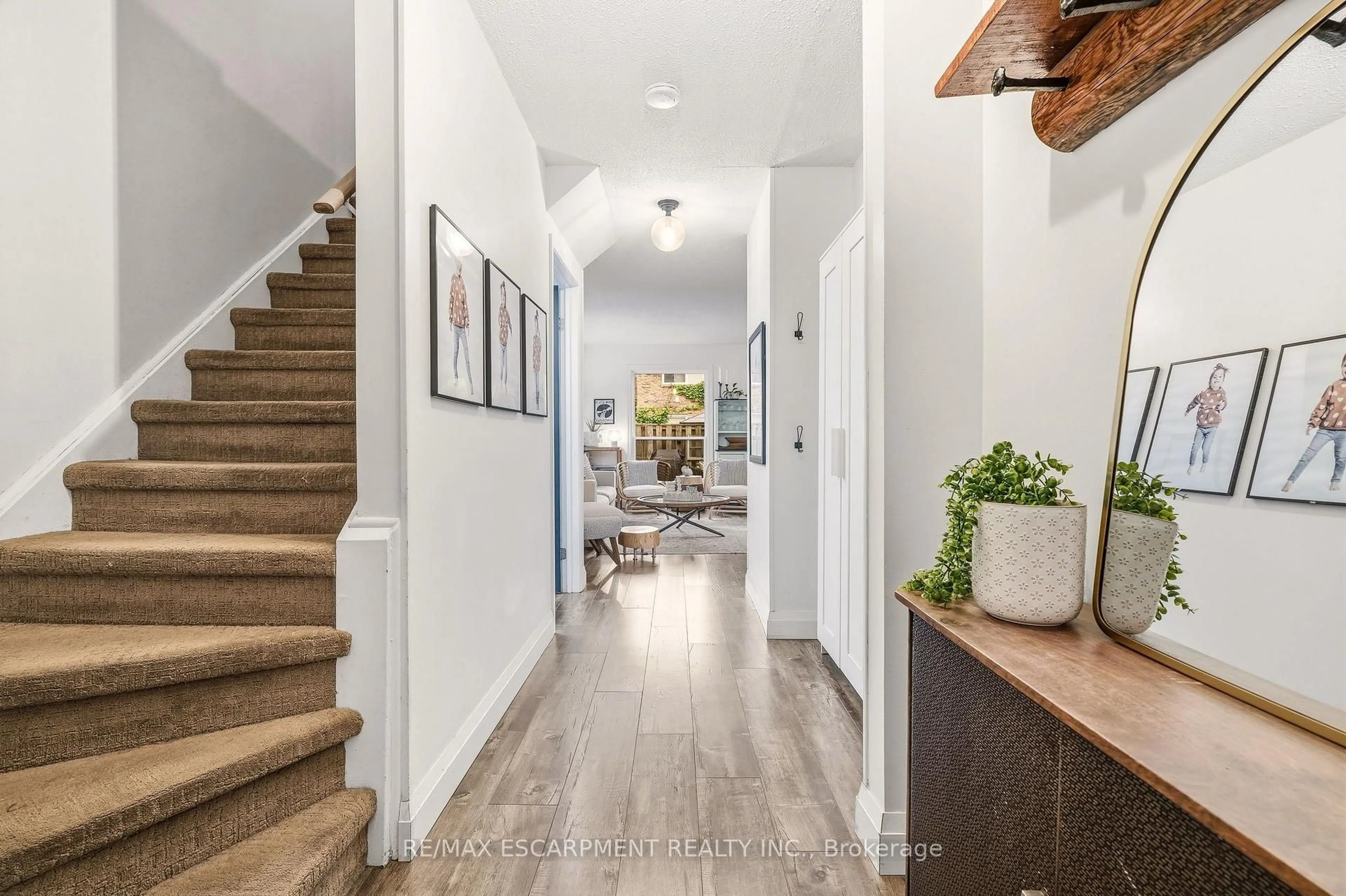 Indoor entryway for 660 Oxford Rd #58, Burlington Ontario L7N 3M1