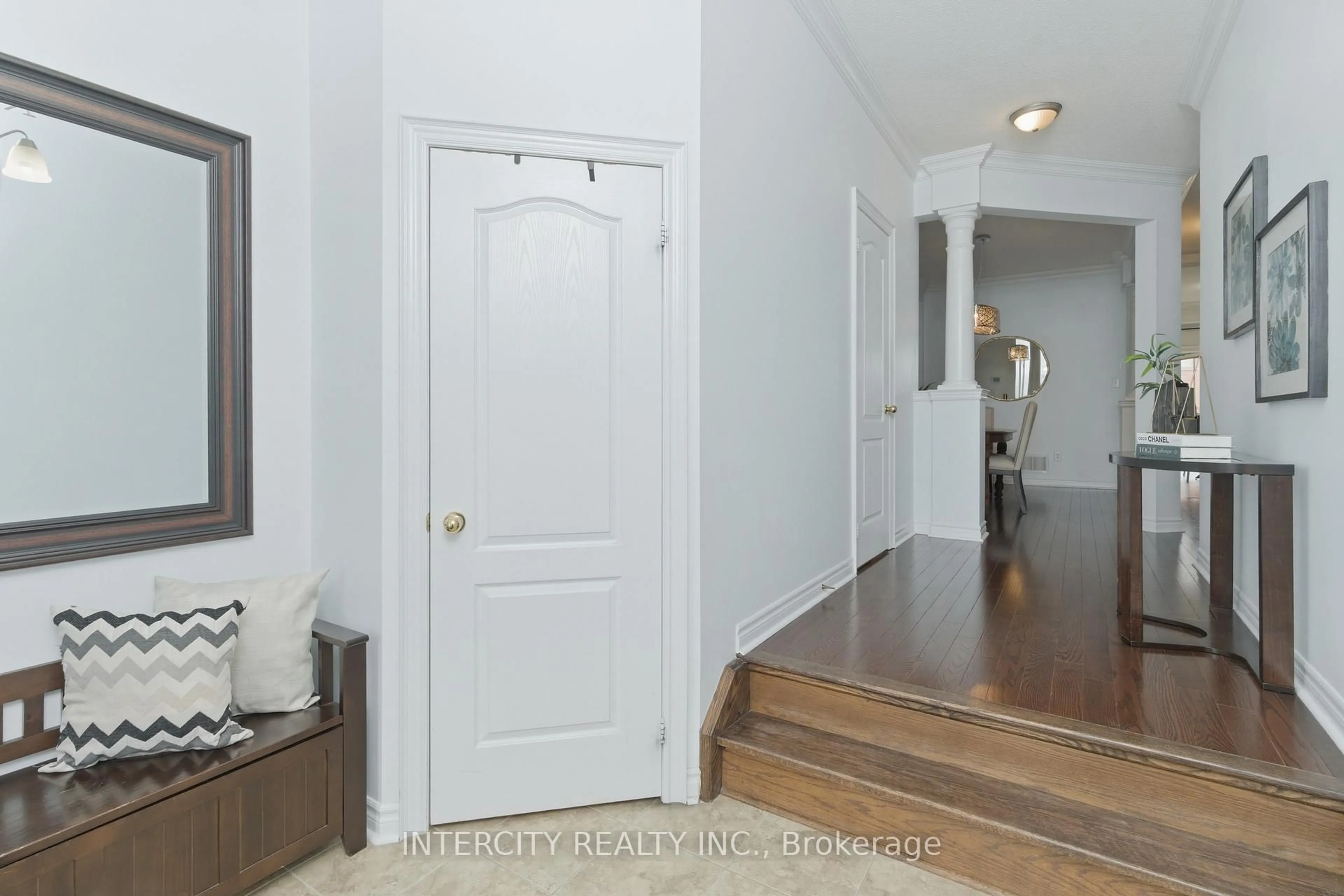 Indoor entryway for 111 Fandango Dr, Brampton Ontario L6X 0P8