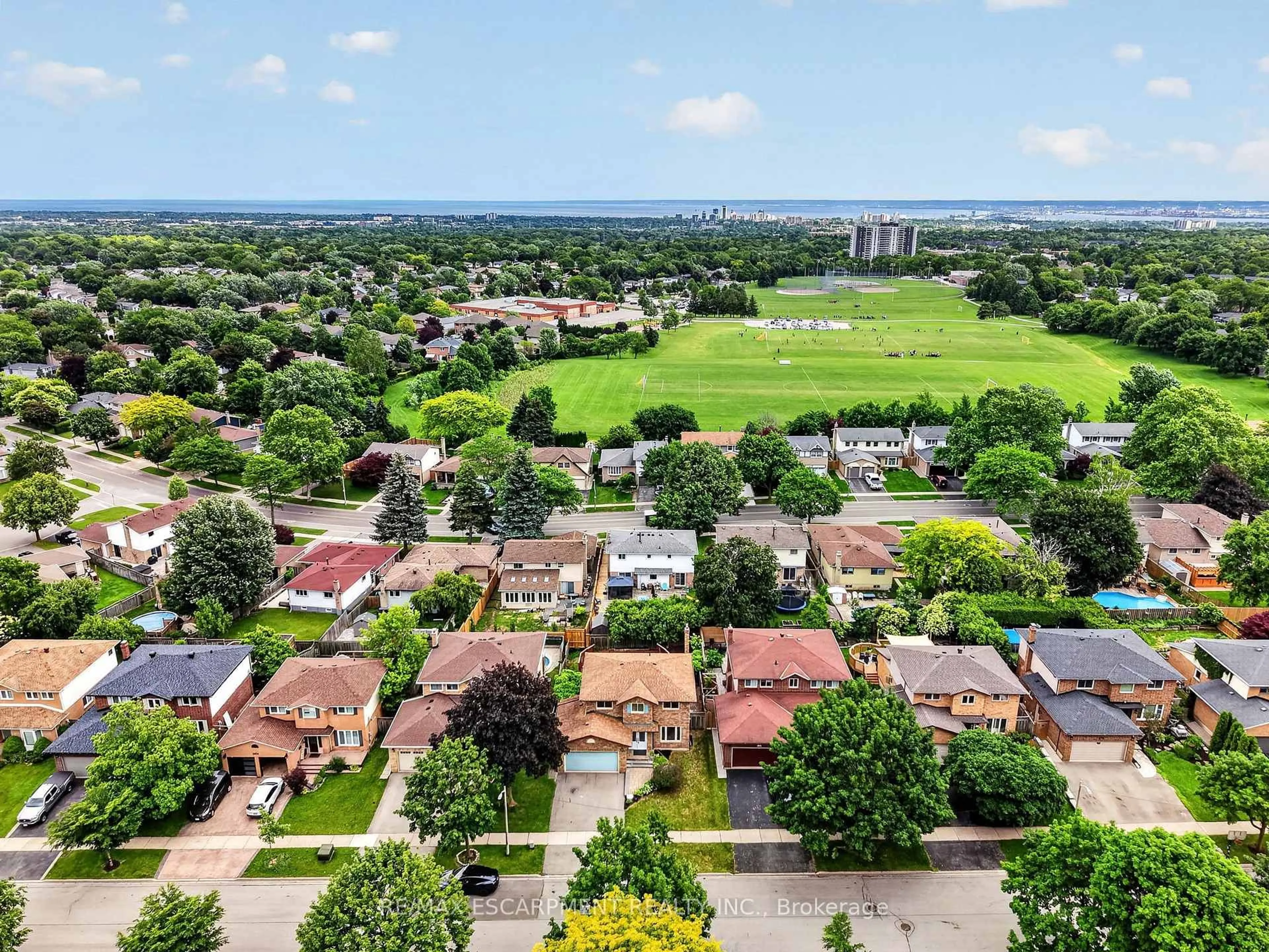 A pic from outside/outdoor area/front of a property/back of a property/a pic from drone, unknown for 2450 Overton Dr, Burlington Ontario L7P 4B5