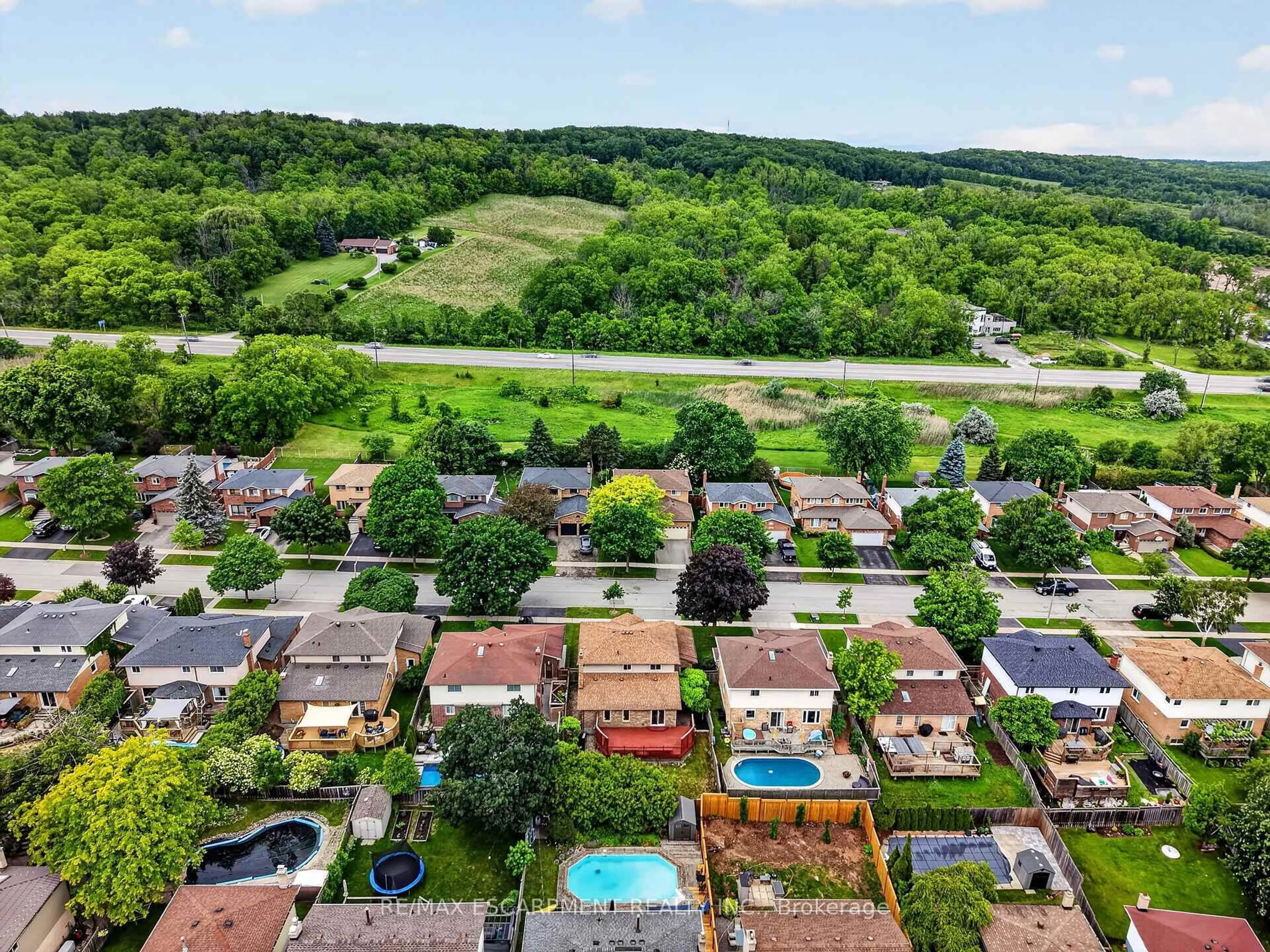 A pic from outside/outdoor area/front of a property/back of a property/a pic from drone, street for 2450 Overton Dr, Burlington Ontario L7P 4B5