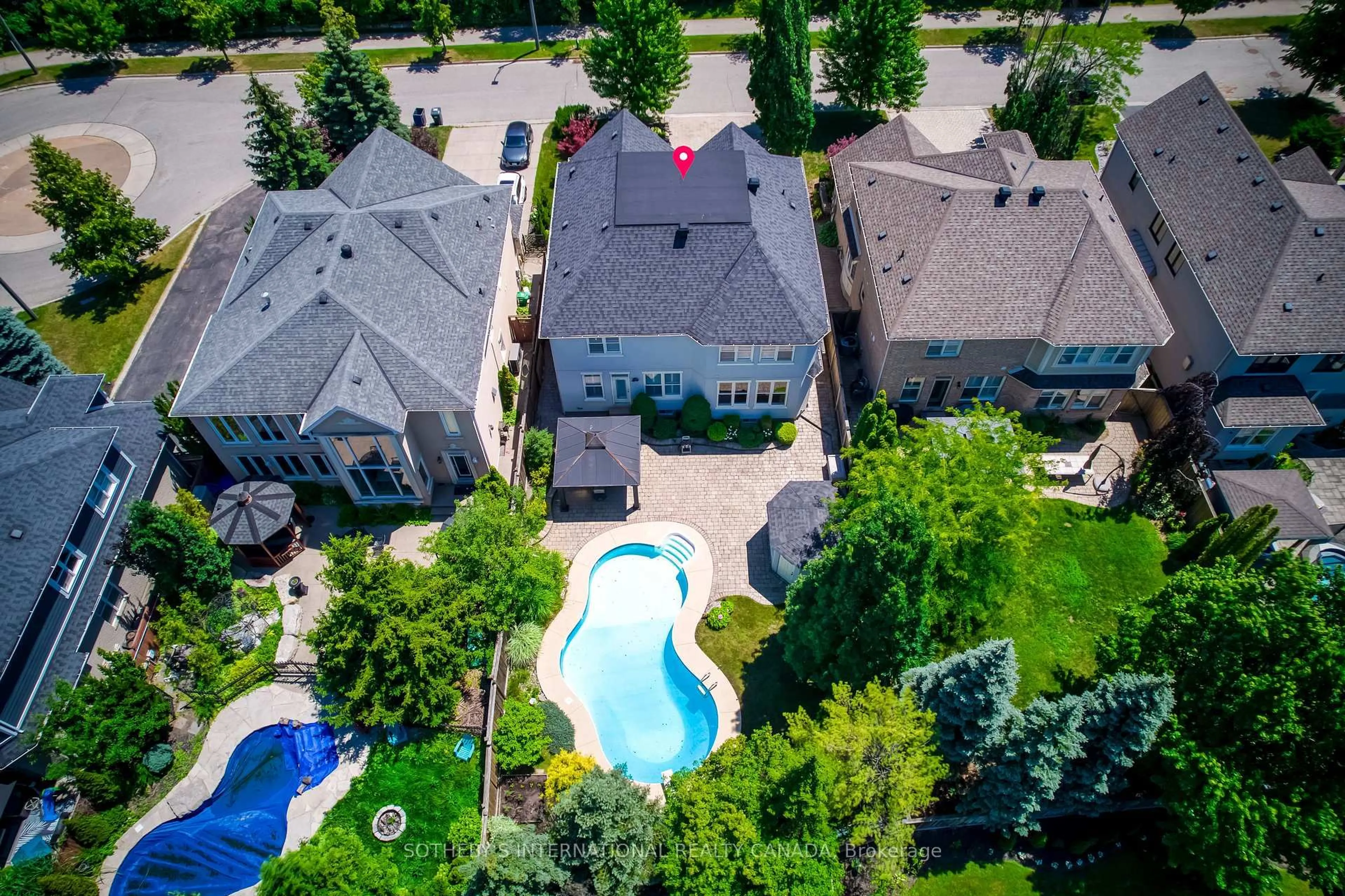 A pic from outside/outdoor area/front of a property/back of a property/a pic from drone, street for 549 Renshaw Crt, Mississauga Ontario L5H 4L6