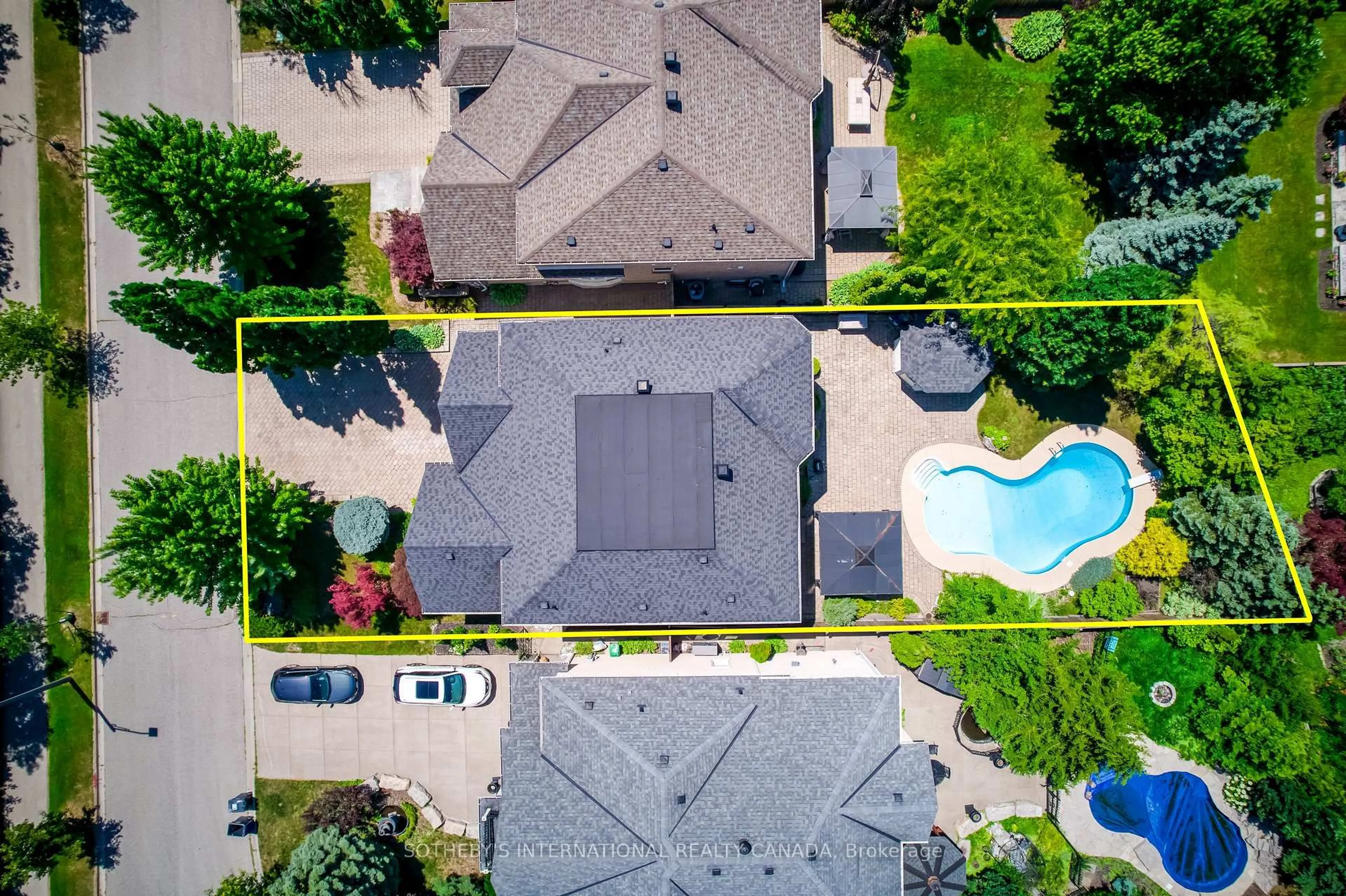 A pic from outside/outdoor area/front of a property/back of a property/a pic from drone, street for 549 Renshaw Crt, Mississauga Ontario L5H 4L6