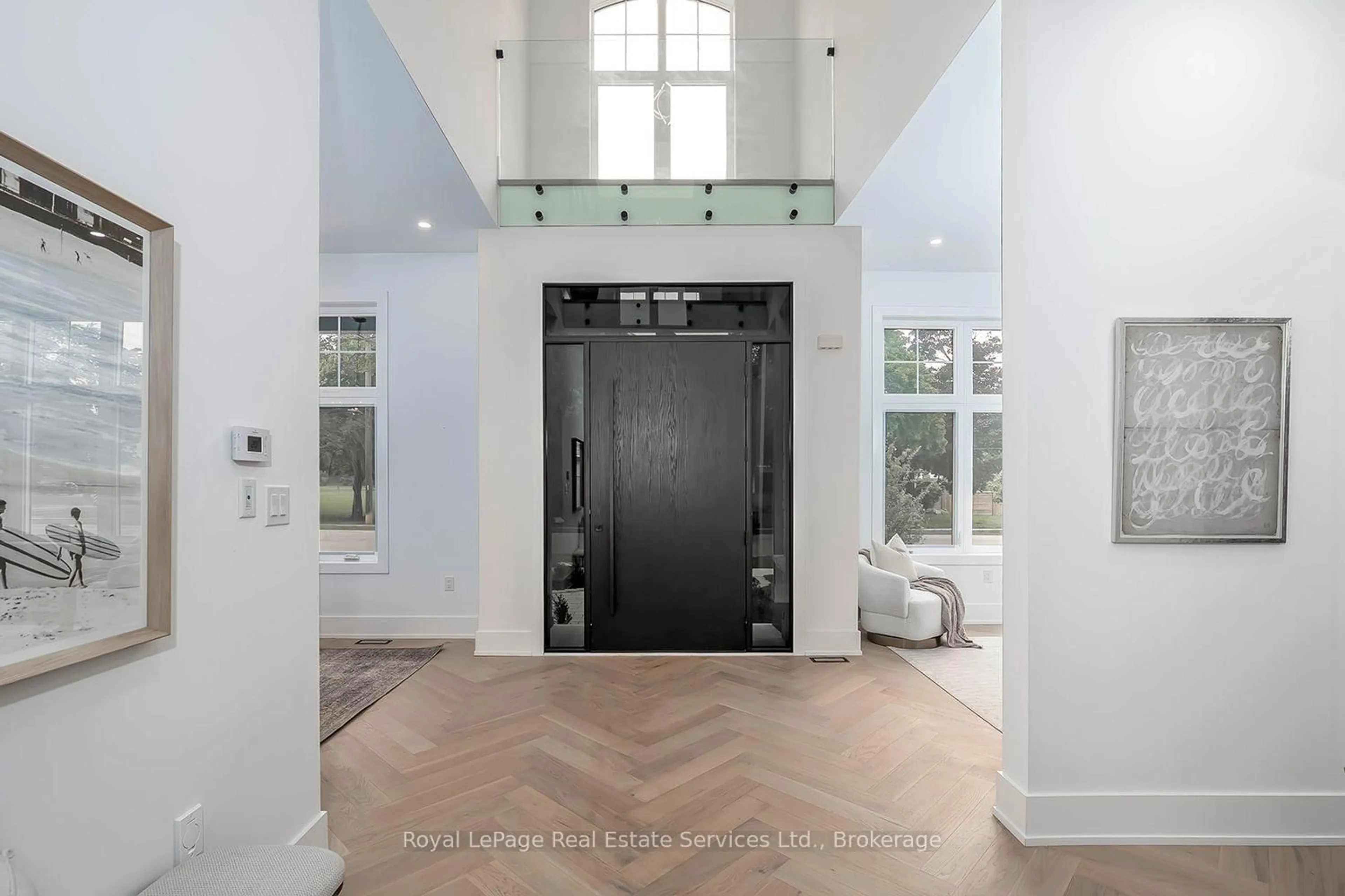 Indoor entryway for 302 Tuck Dr, Burlington Ontario L7L 2R1