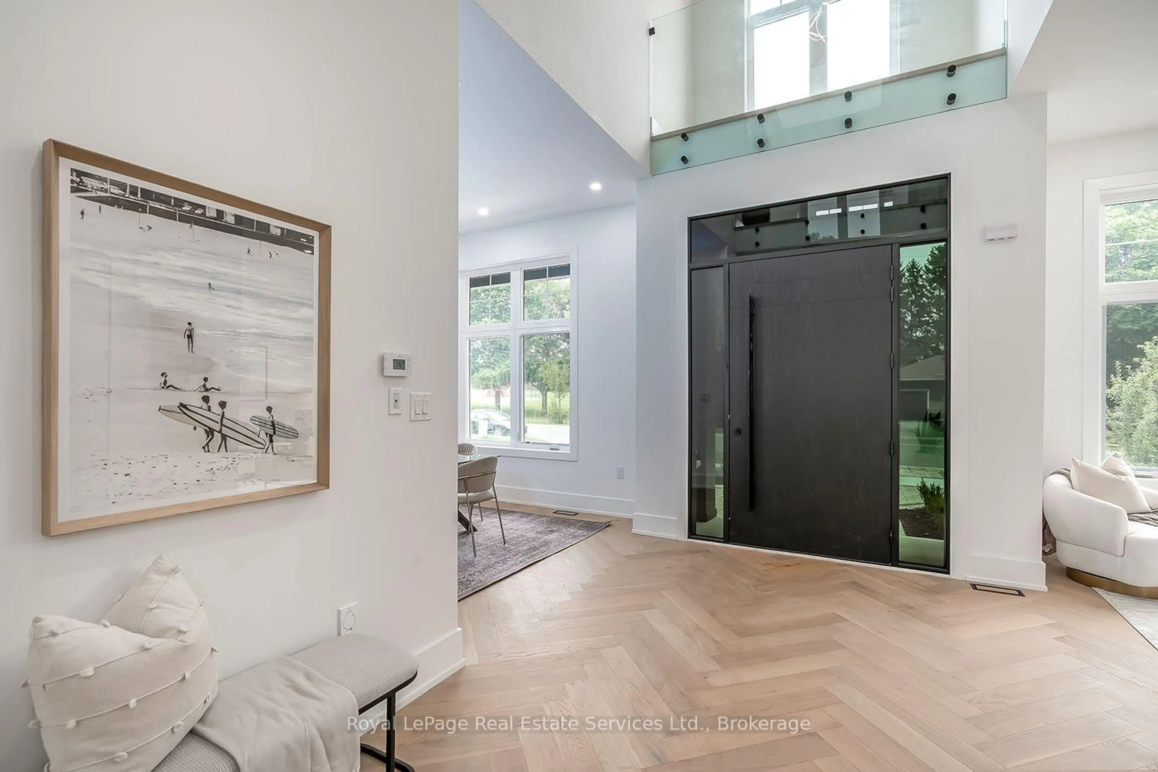 Indoor entryway for 302 Tuck Dr, Burlington Ontario L7L 2R1