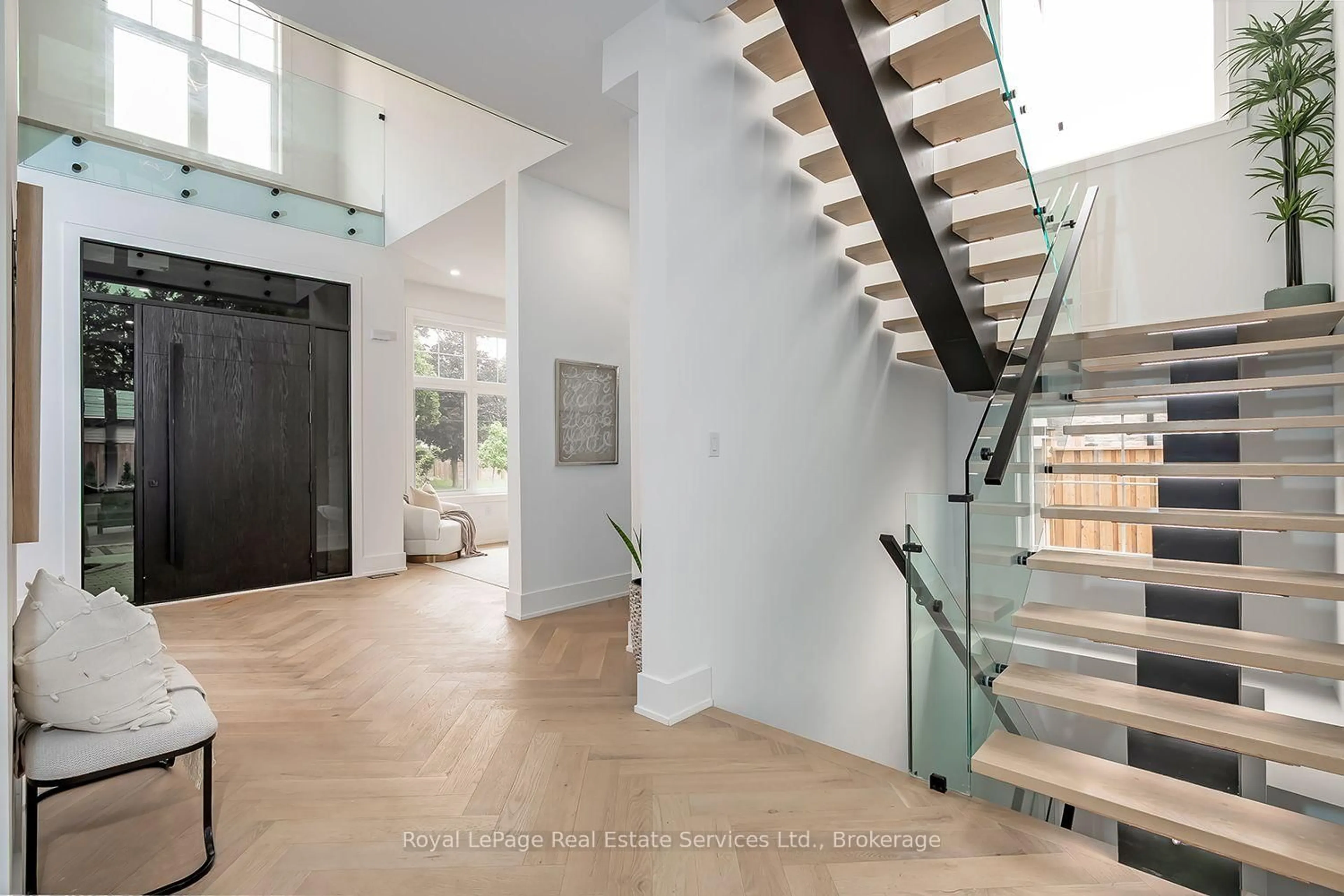 Indoor foyer for 302 Tuck Dr, Burlington Ontario L7L 2R1