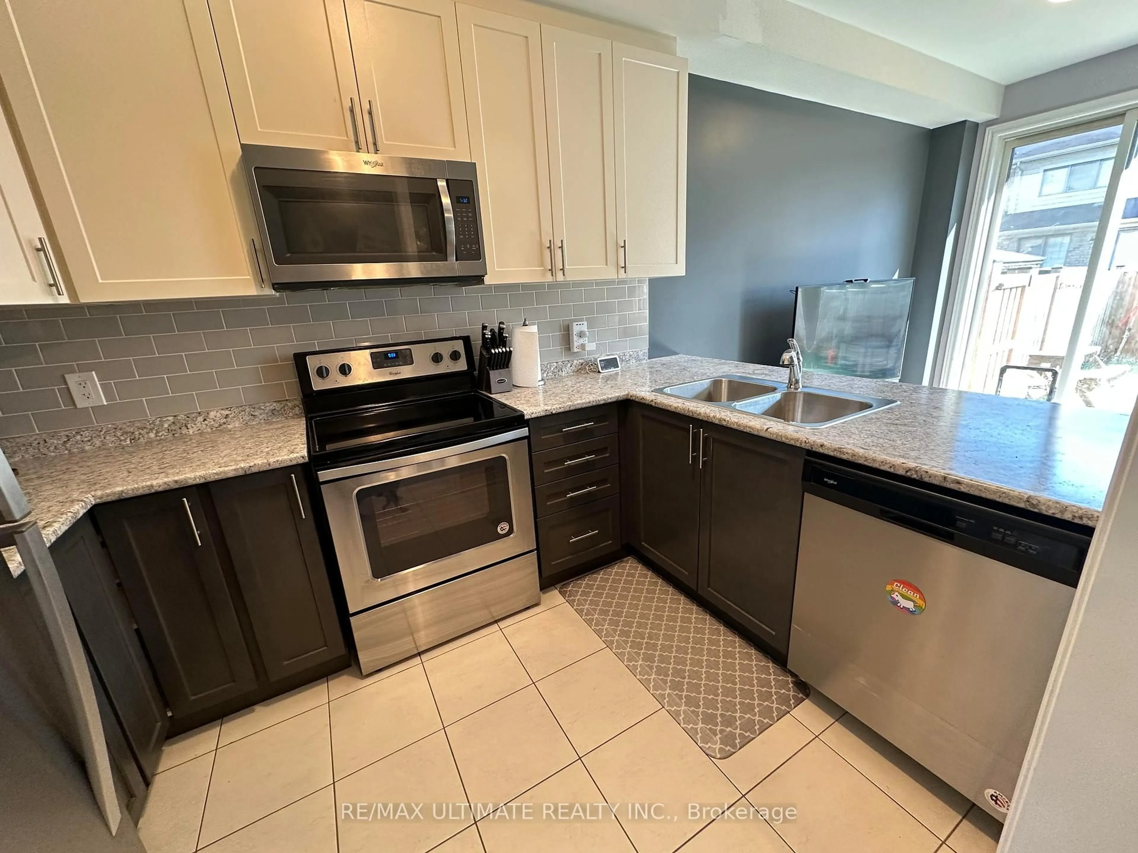 Standard kitchen, ceramic/tile floor for 31 Davenfield Circ, Brampton Ontario L6P 4M2