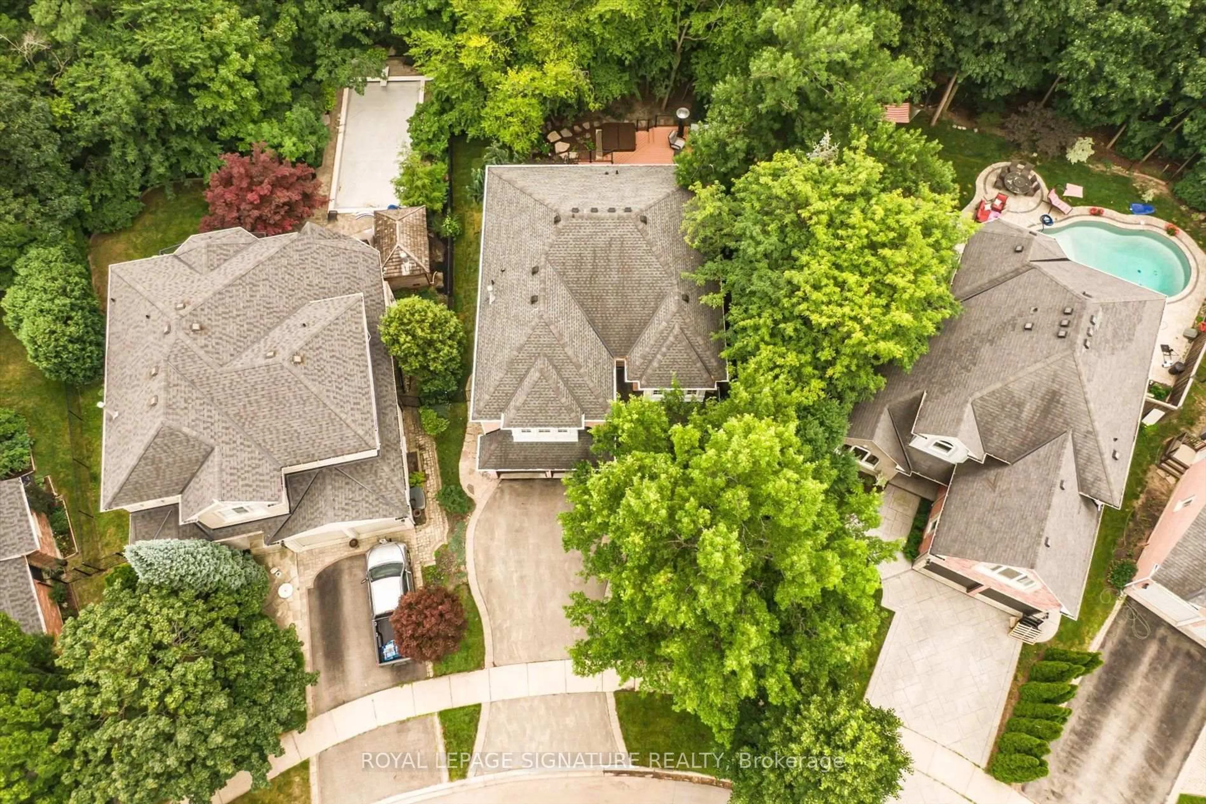 A pic from outside/outdoor area/front of a property/back of a property/a pic from drone, street for 2044 Waterbridge Dr, Burlington Ontario L7M 3W2