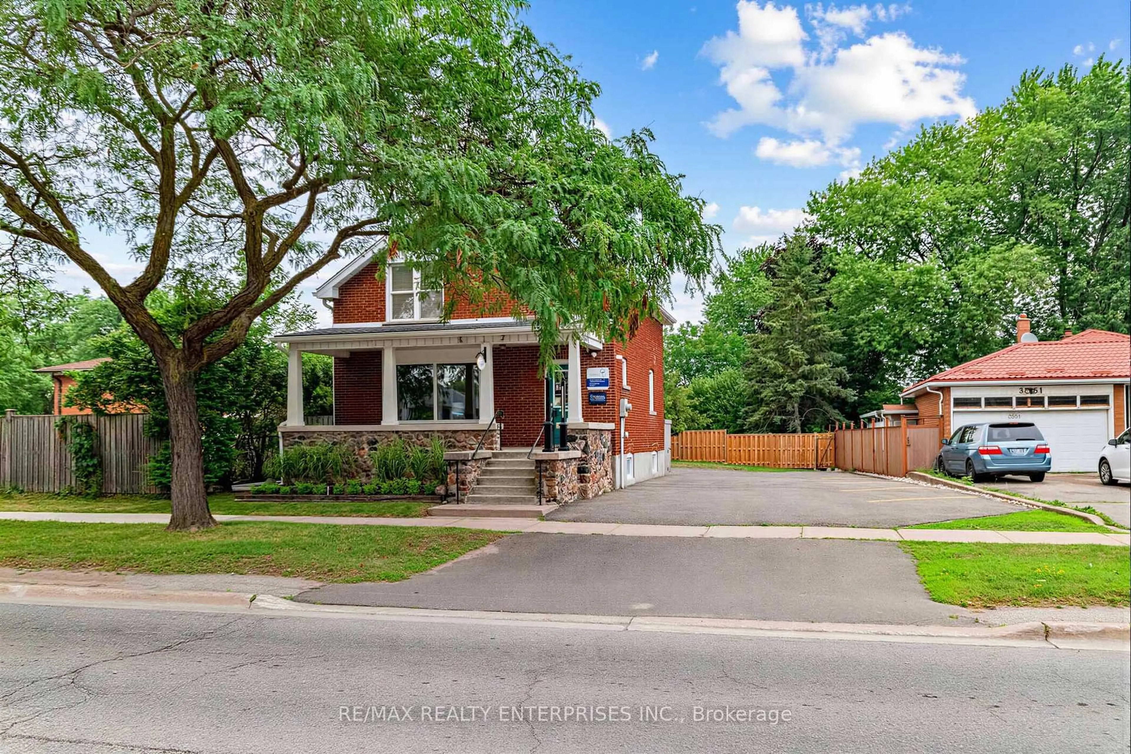 Home with brick exterior material, street for 3569 Cawthra Rd, Mississauga Ontario L5A 2Y2