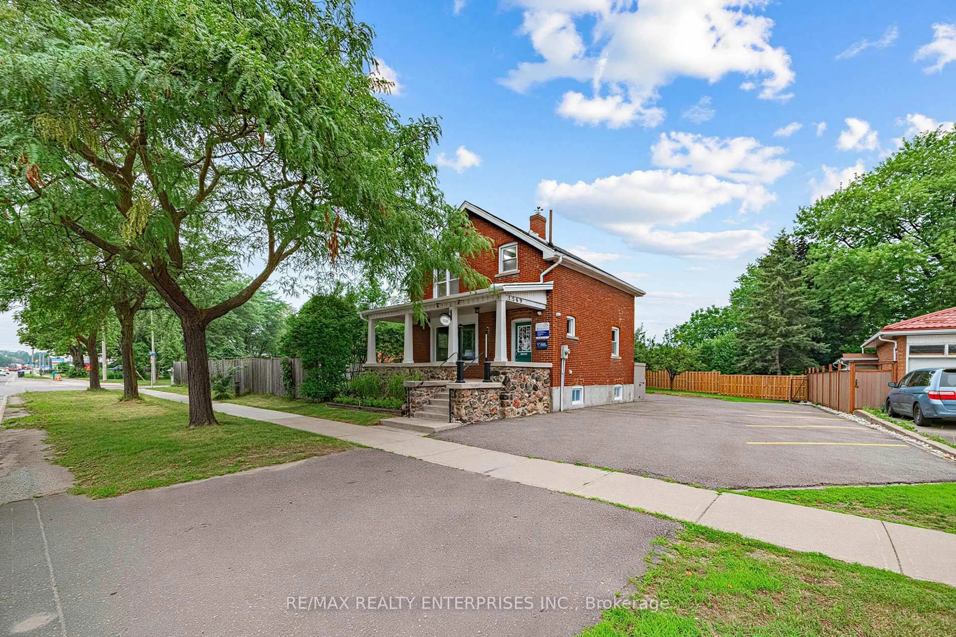 A pic from outside/outdoor area/front of a property/back of a property/a pic from drone, street for 3569 Cawthra Rd, Mississauga Ontario L5A 2Y2