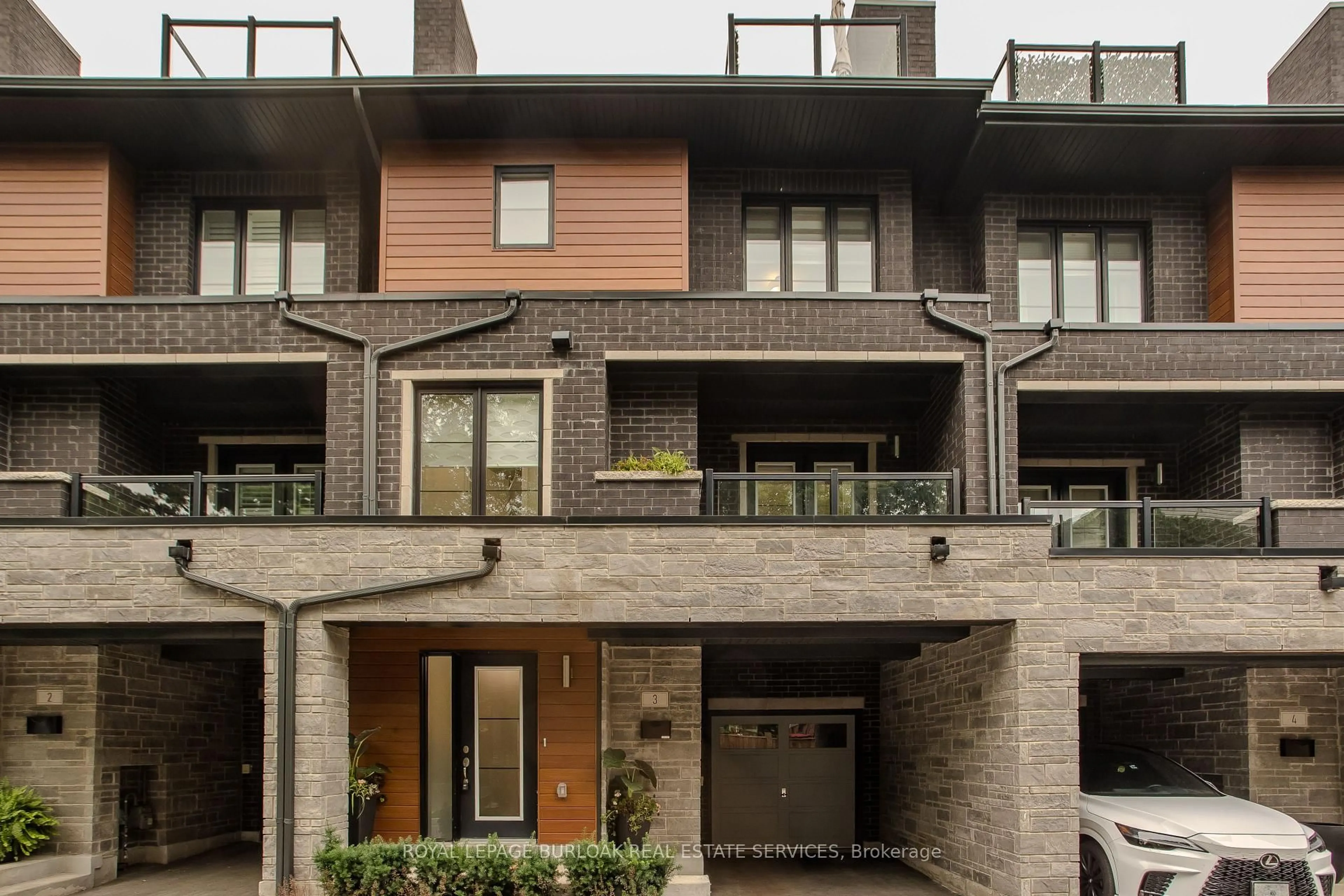 Home with brick exterior material, street for 2071 Ghent Ave #3, Burlington Ontario L7R 1Y4