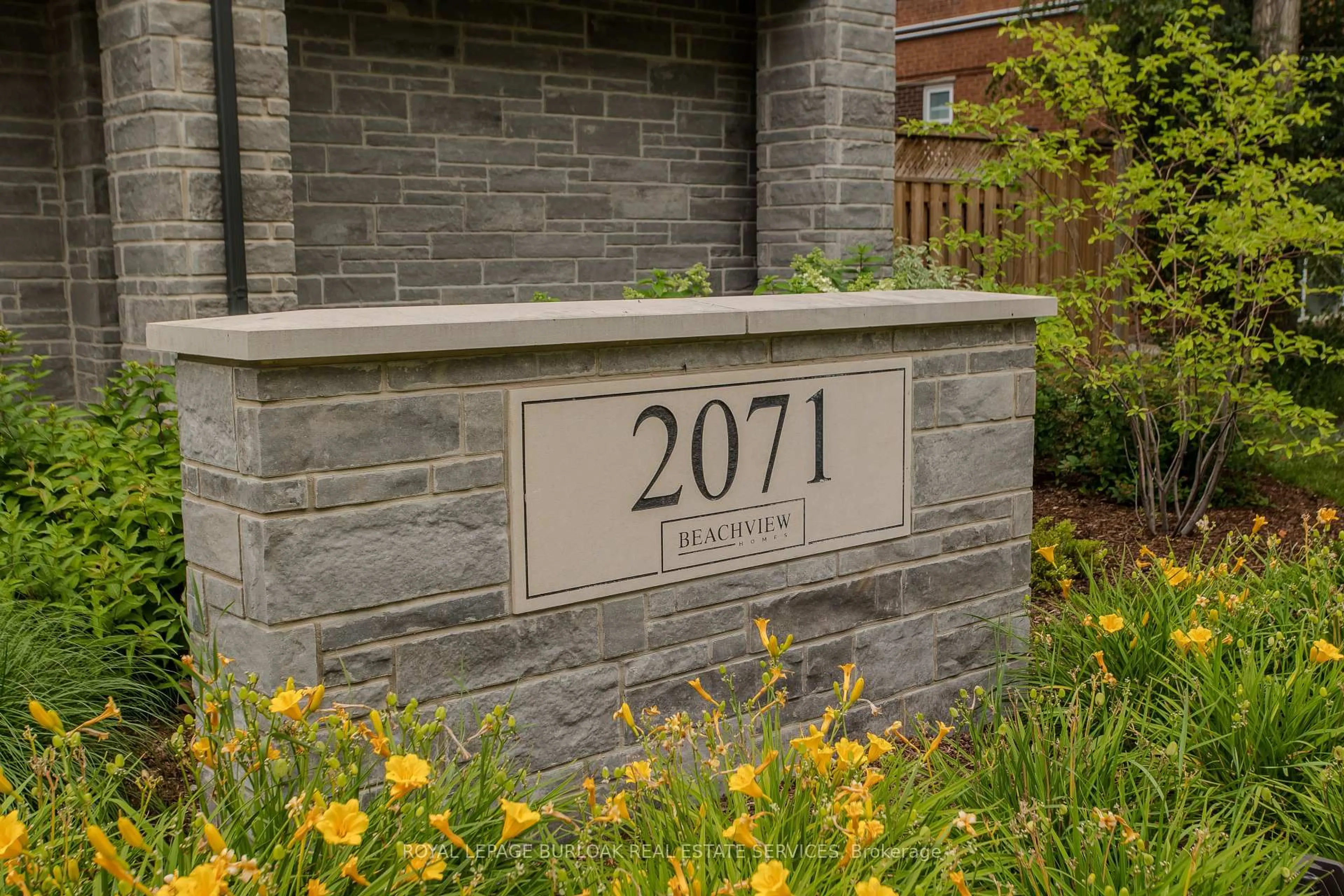 Indoor entryway for 2071 Ghent Ave #3, Burlington Ontario L7R 1Y4