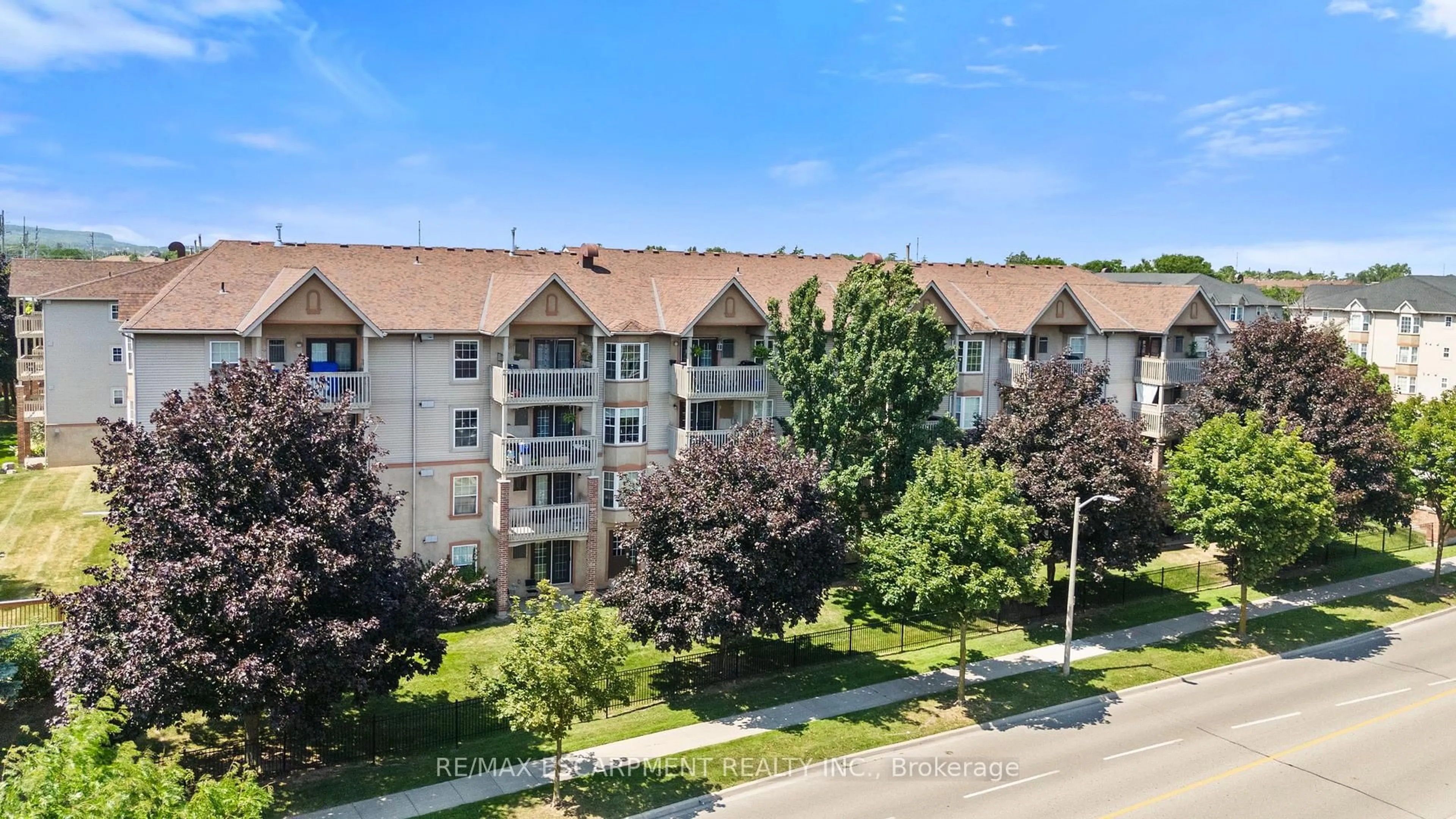 A pic from outside/outdoor area/front of a property/back of a property/a pic from drone, unknown for 4005 KILMER Dr #202, Burlington Ontario L7M 4M2