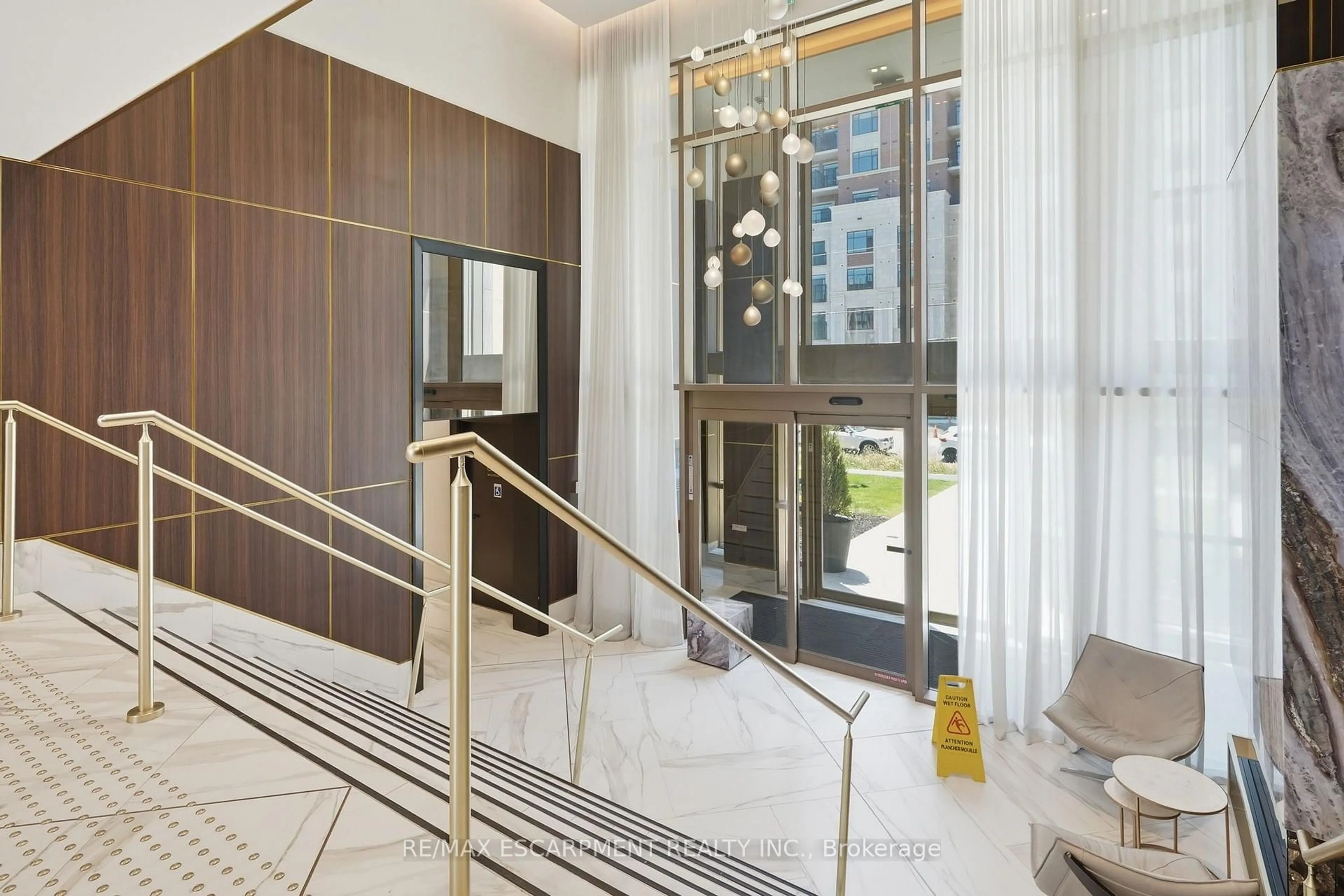 Indoor foyer for 2333 Khalsa Gate #811, Oakville Ontario L6M 0X7