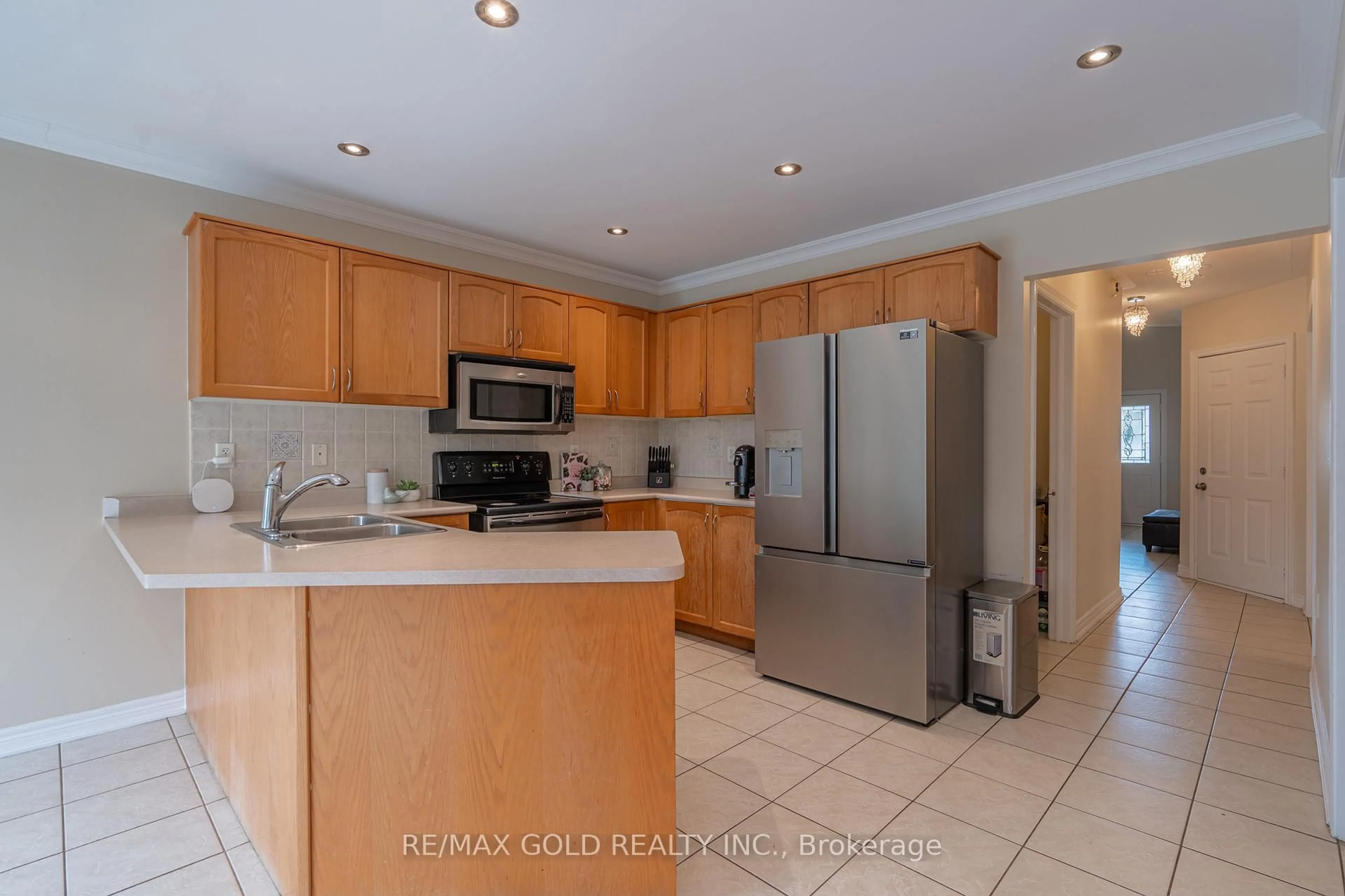 Standard kitchen, ceramic/tile floor for 409 Fernforest Dr, Brampton Ontario L6R 3B6