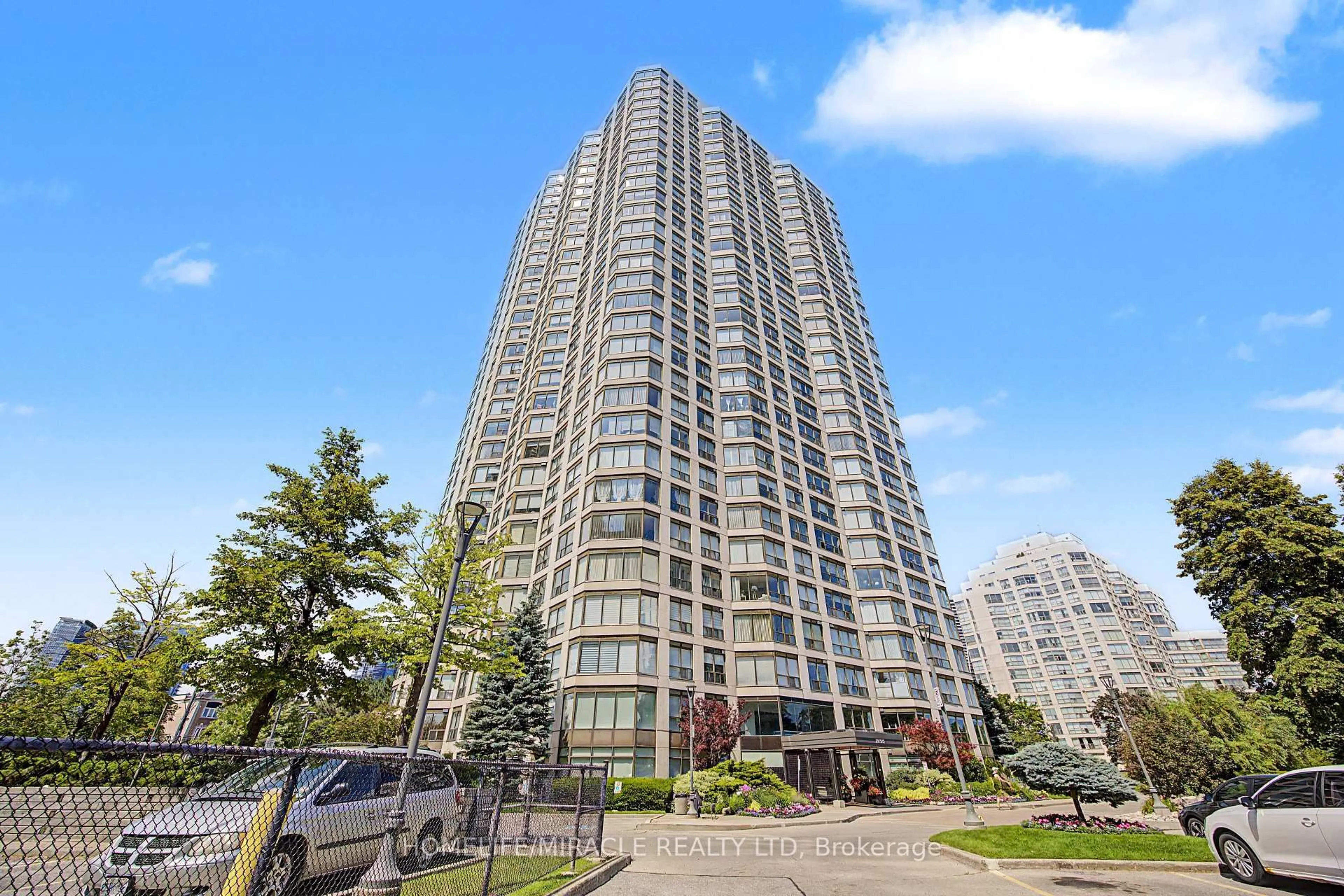 Indoor foyer for 2269 Lakeshore Blvd #2603, Toronto Ontario M8V 3X6