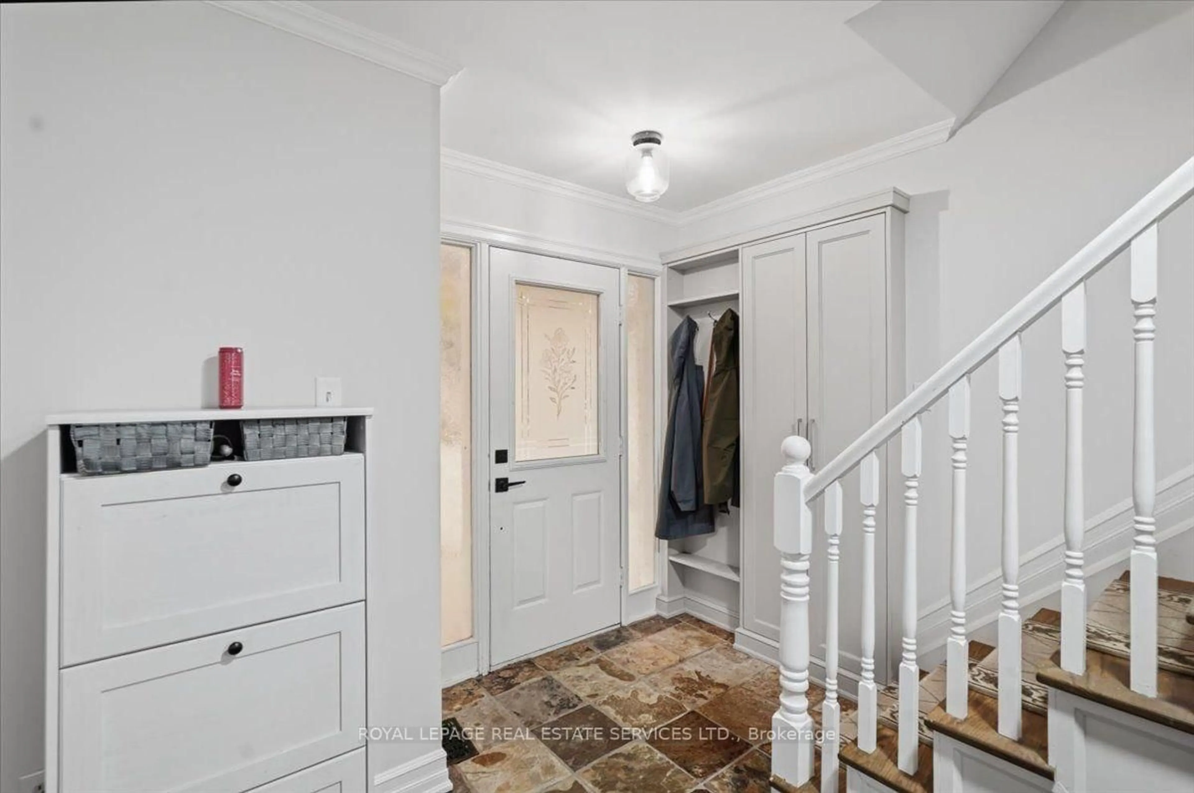 Indoor entryway for 5185 Bunton Cres, Burlington Ontario L7L 6J3