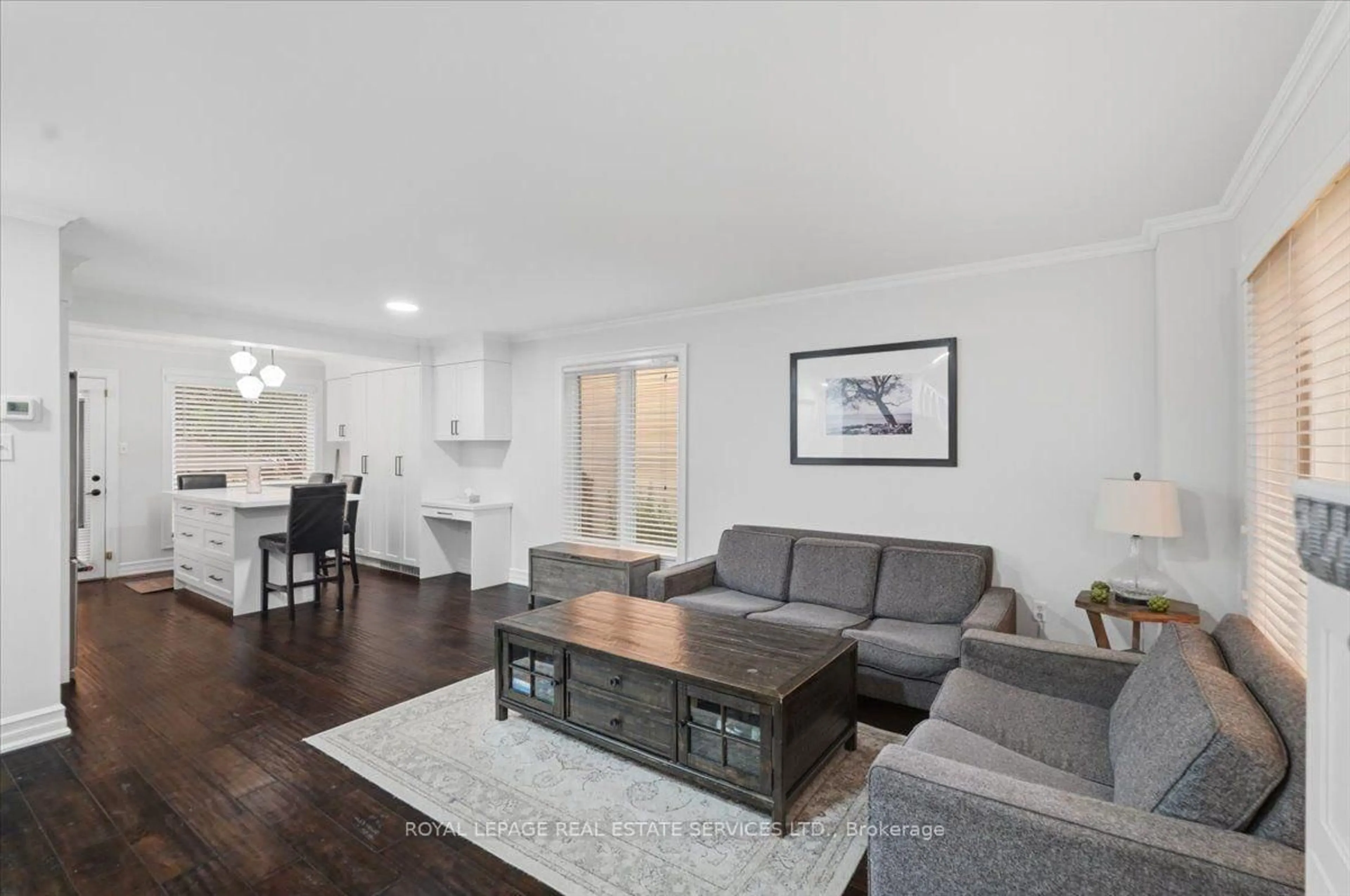 Living room with furniture, wood/laminate floor for 5185 Bunton Cres, Burlington Ontario L7L 6J3