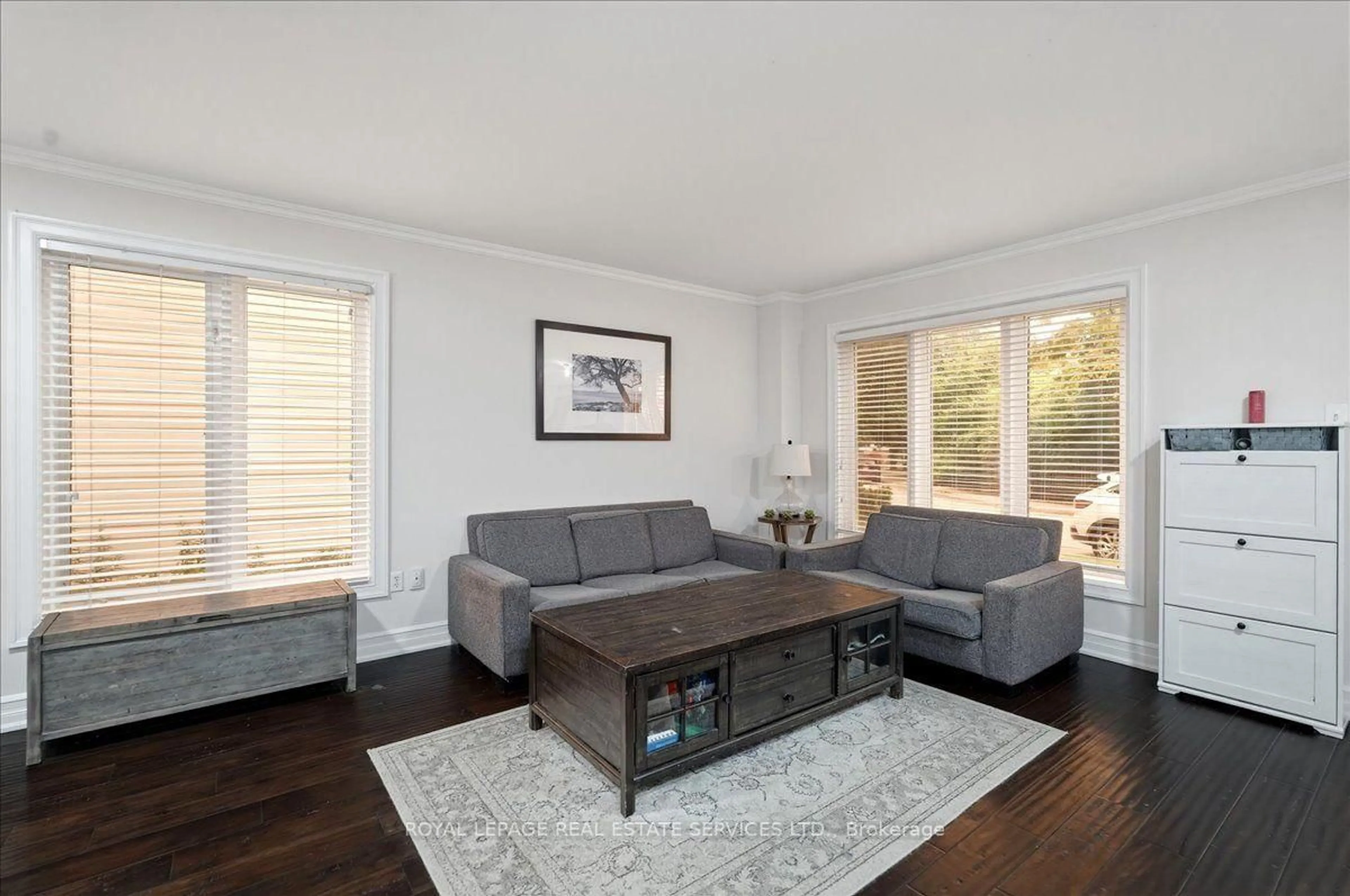 Living room with furniture, wood/laminate floor for 5185 Bunton Cres, Burlington Ontario L7L 6J3