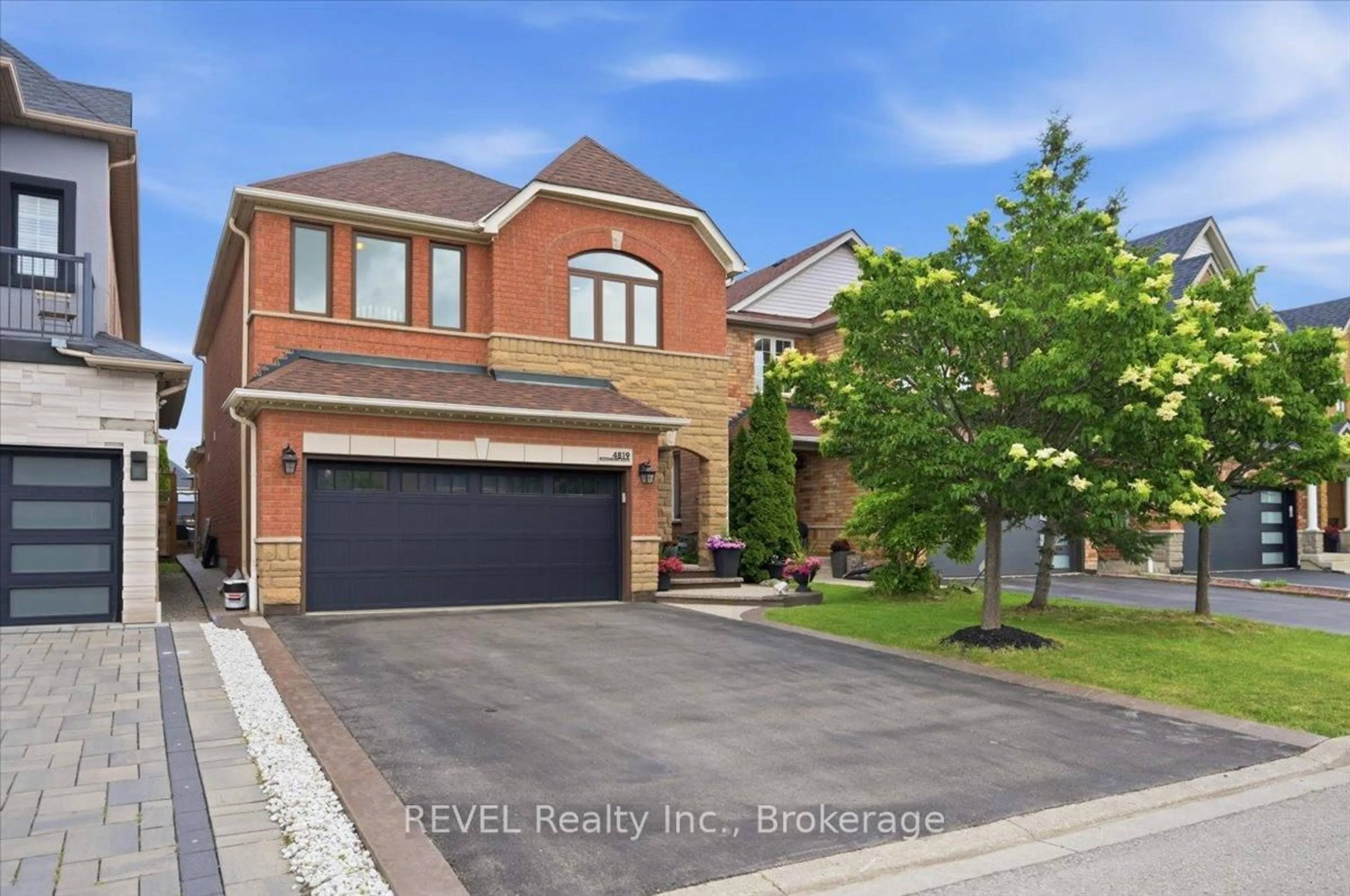 Home with brick exterior material, street for 4819 Bloomburg Dr, Mississauga Ontario L5M 7K4