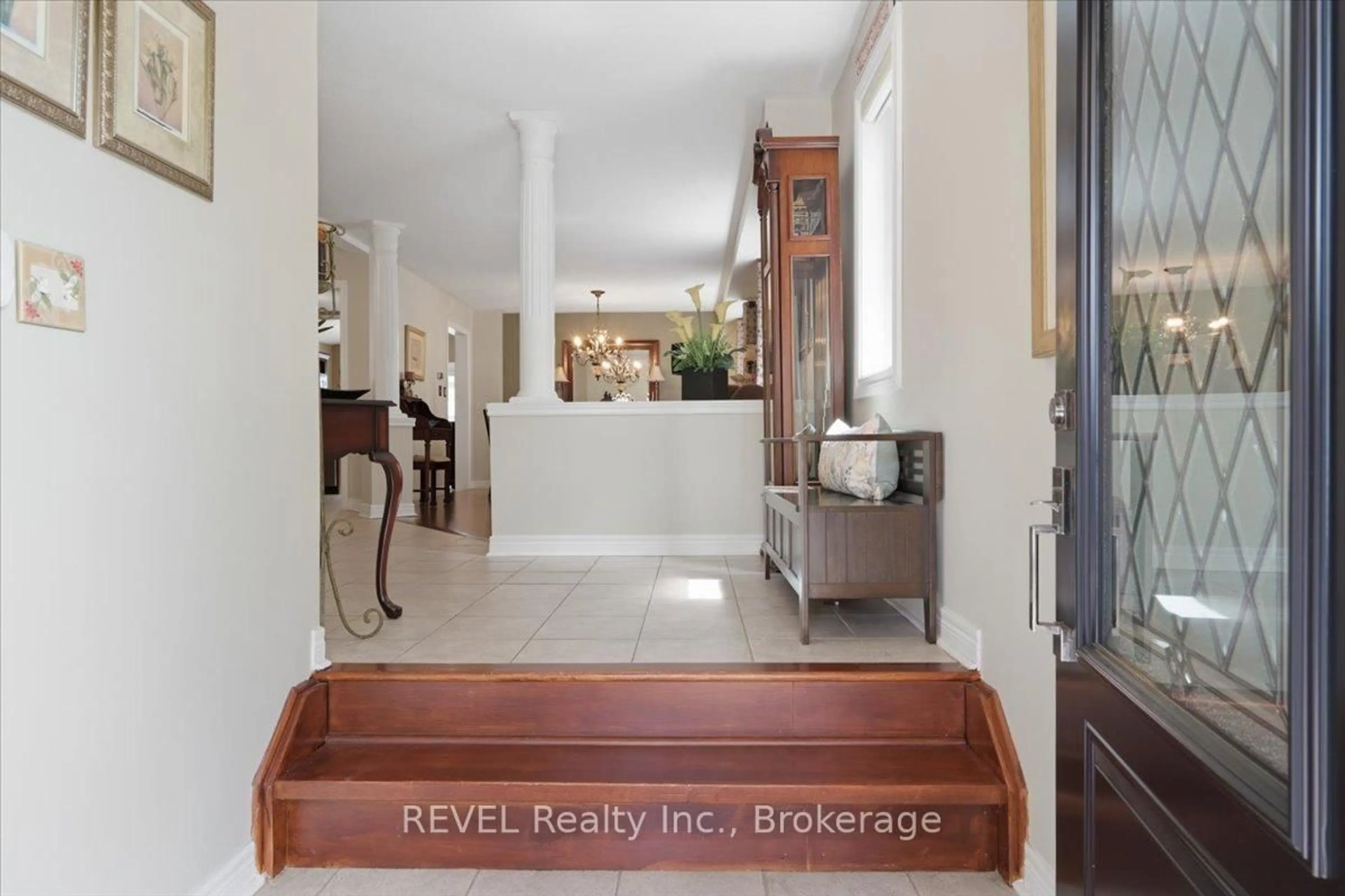 Indoor foyer for 4819 Bloomburg Dr, Mississauga Ontario L5M 7K4