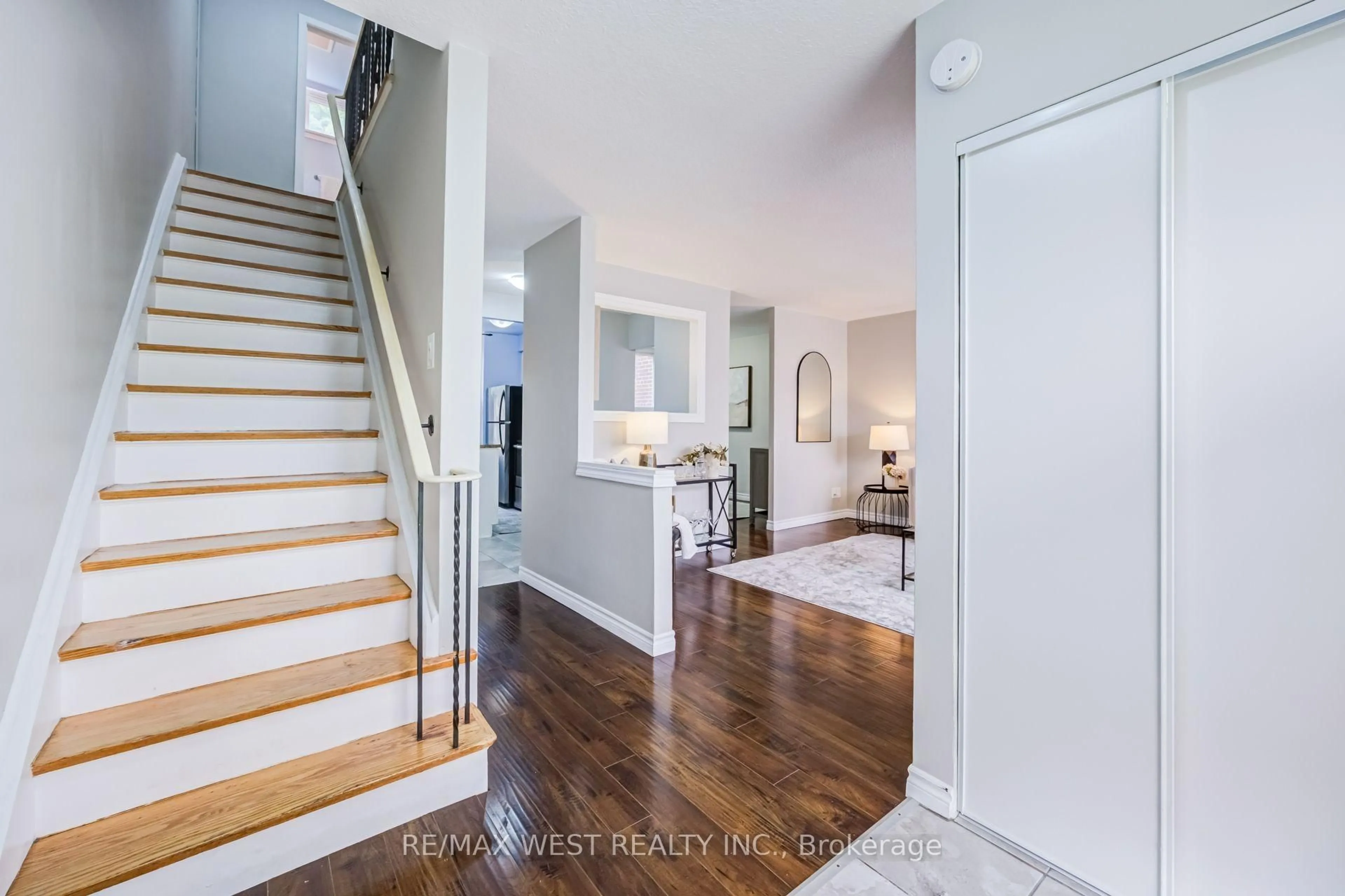 Indoor entryway for 3226 The Credit Woodlands Wood #3226, Mississauga Ontario L5C 2J6