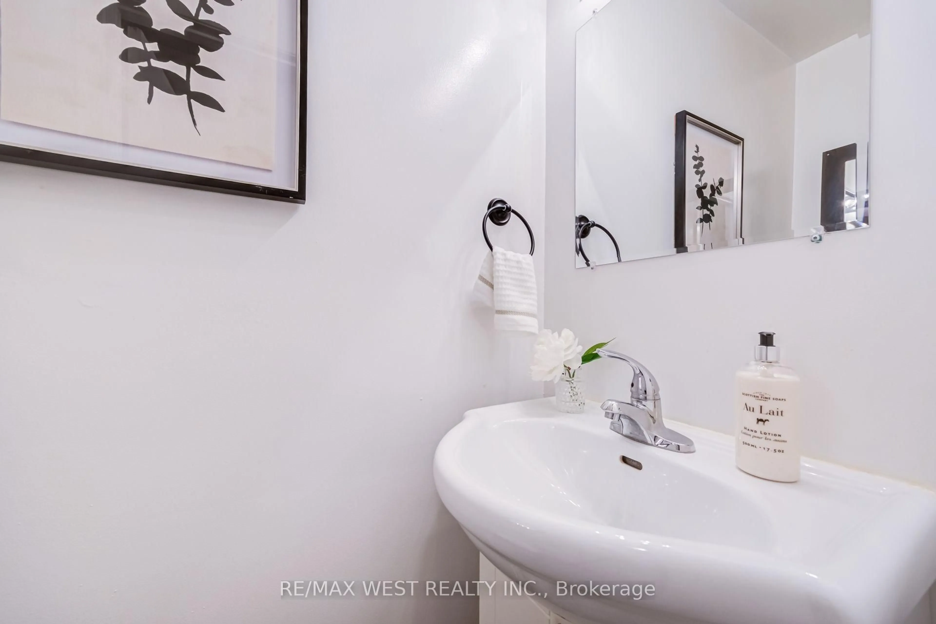 Standard bathroom, unknown for 3226 The Credit Woodlands #3226, Mississauga Ontario L5C 2J6