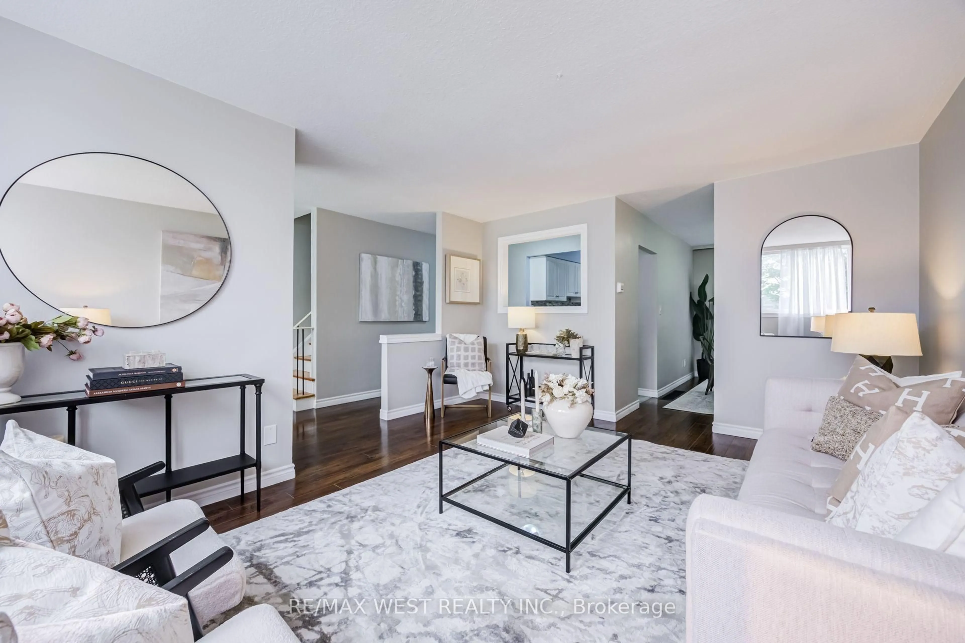 Living room with furniture, unknown for 3226 The Credit Woodlands Wood #3226, Mississauga Ontario L5C 2J6