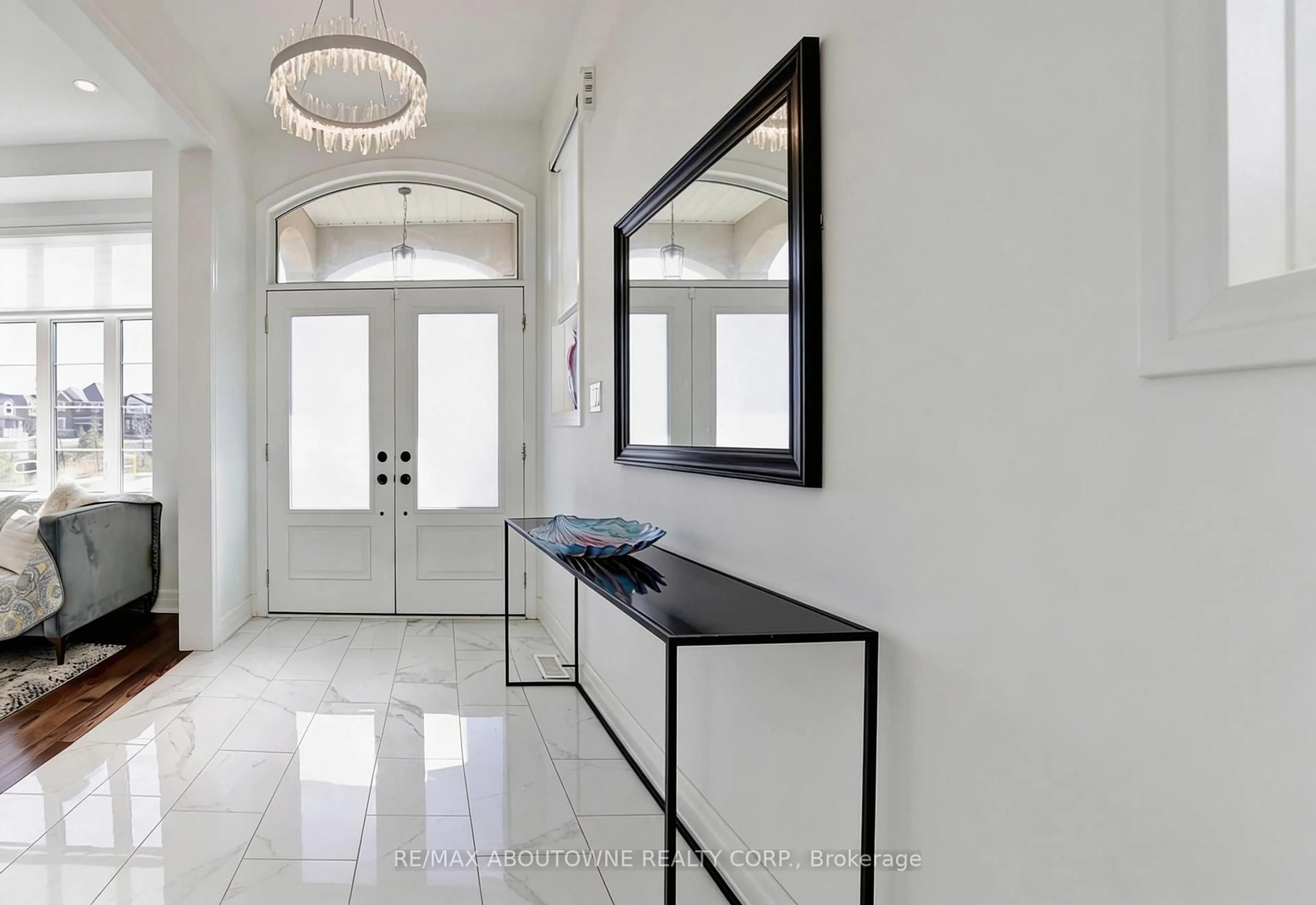 Indoor entryway for 1416 Ford Strathy Cres, Oakville Ontario L6H 6E3