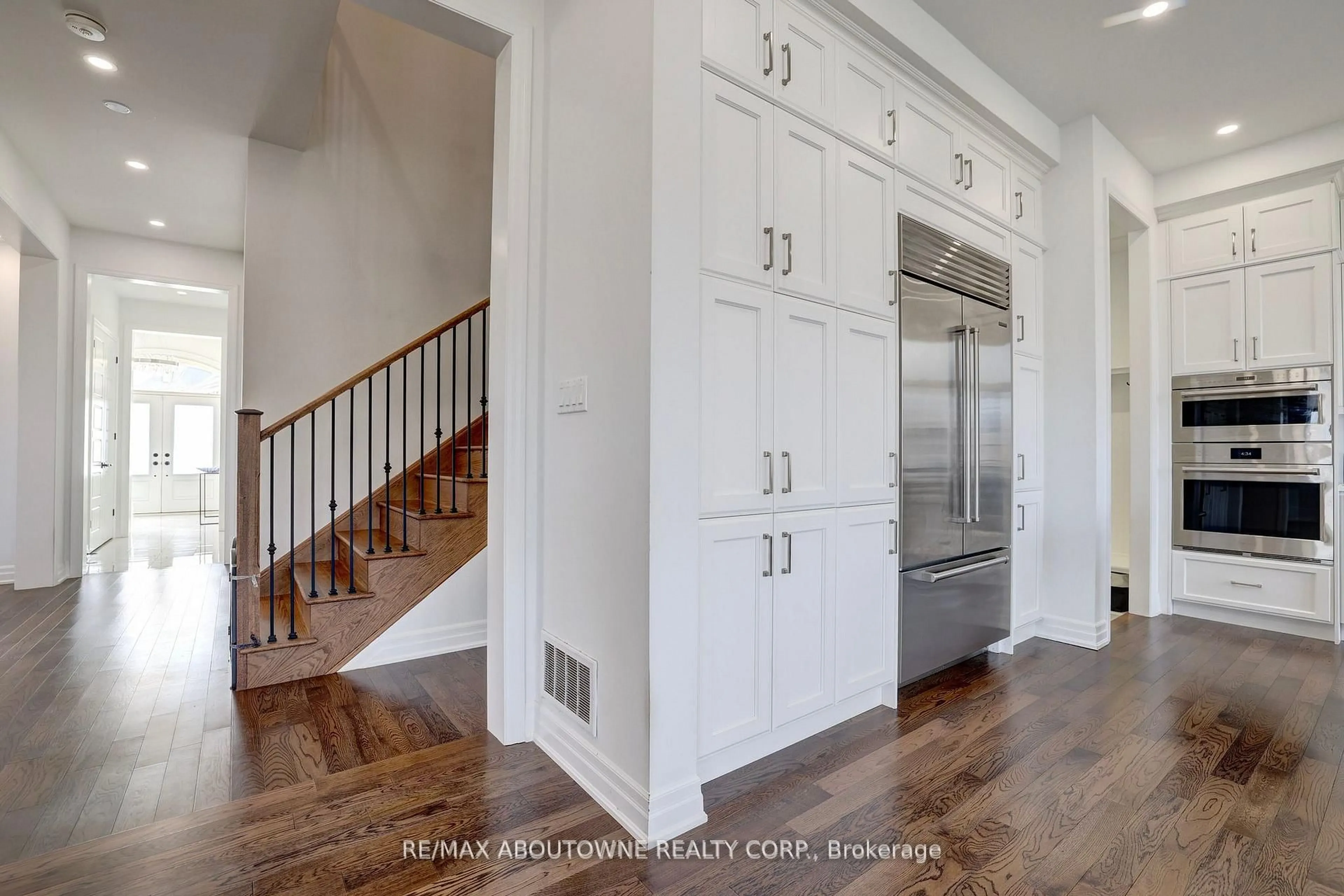 Open concept kitchen, unknown for 1416 Ford Strathy Cres, Oakville Ontario L6H 6E3