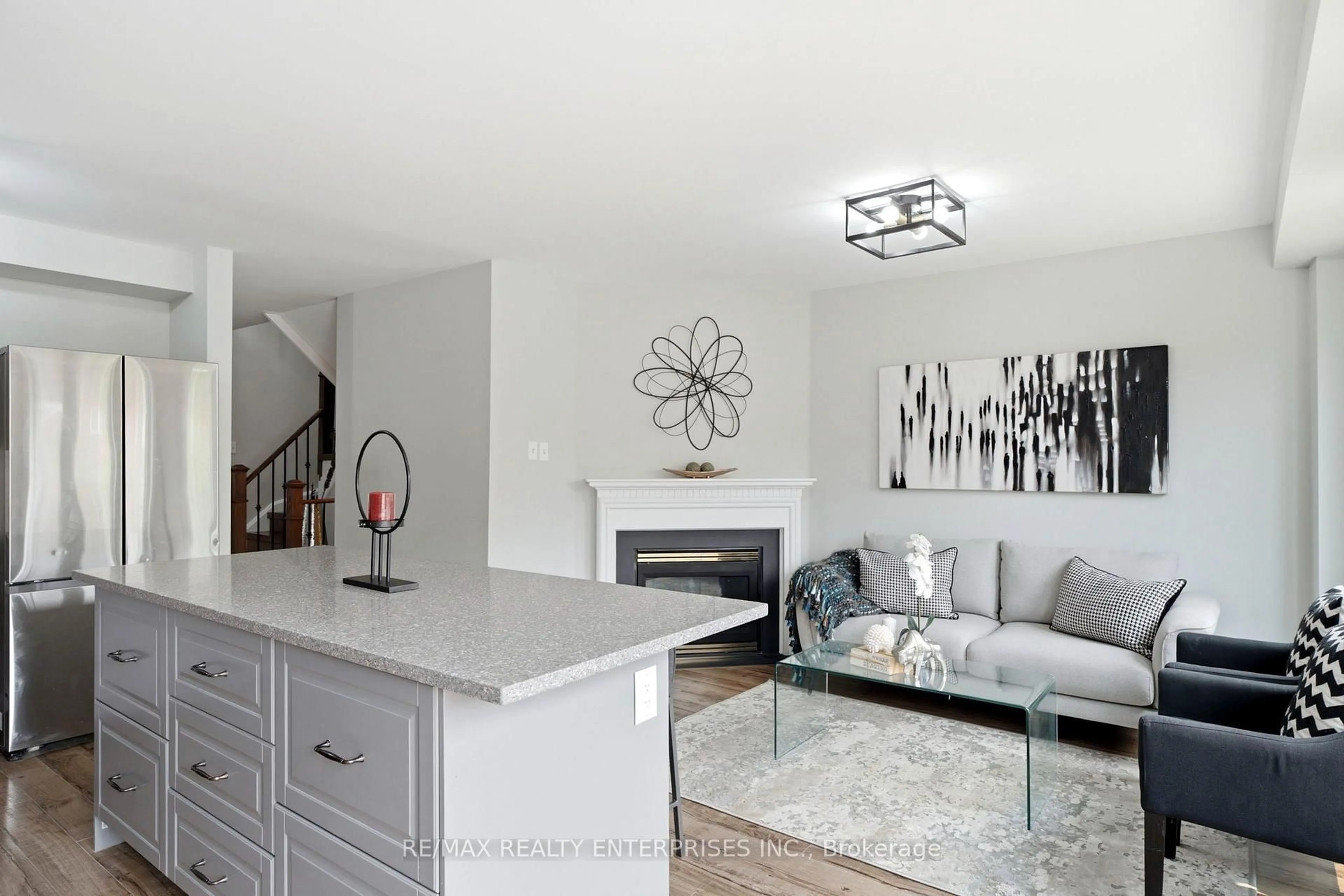 Living room with furniture, unknown for 6930 Elliott Parliament St, Mississauga Ontario L5W 1B5