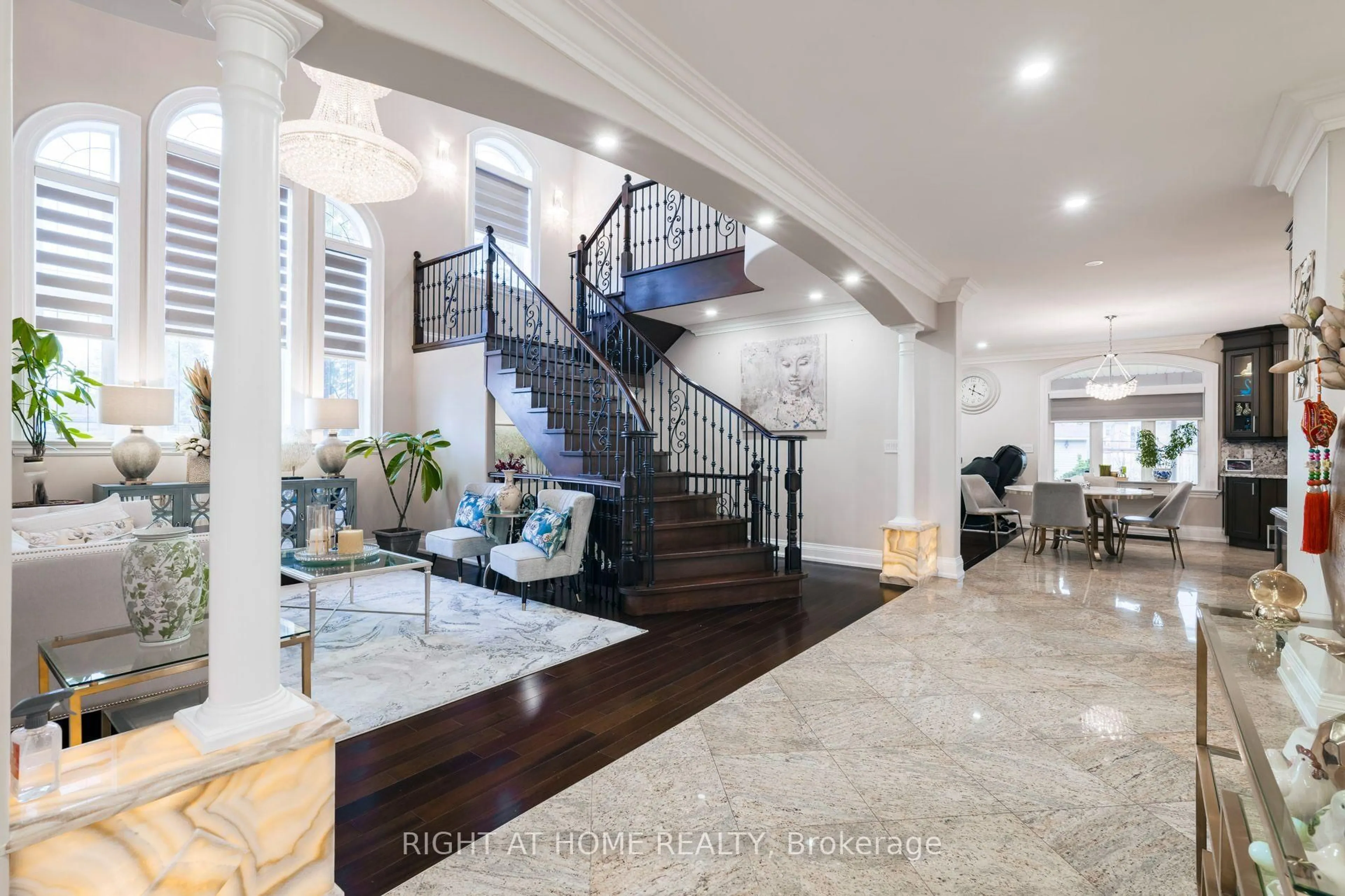 Indoor entryway for 99 Fairview Rd, Mississauga Ontario L5B 1K7