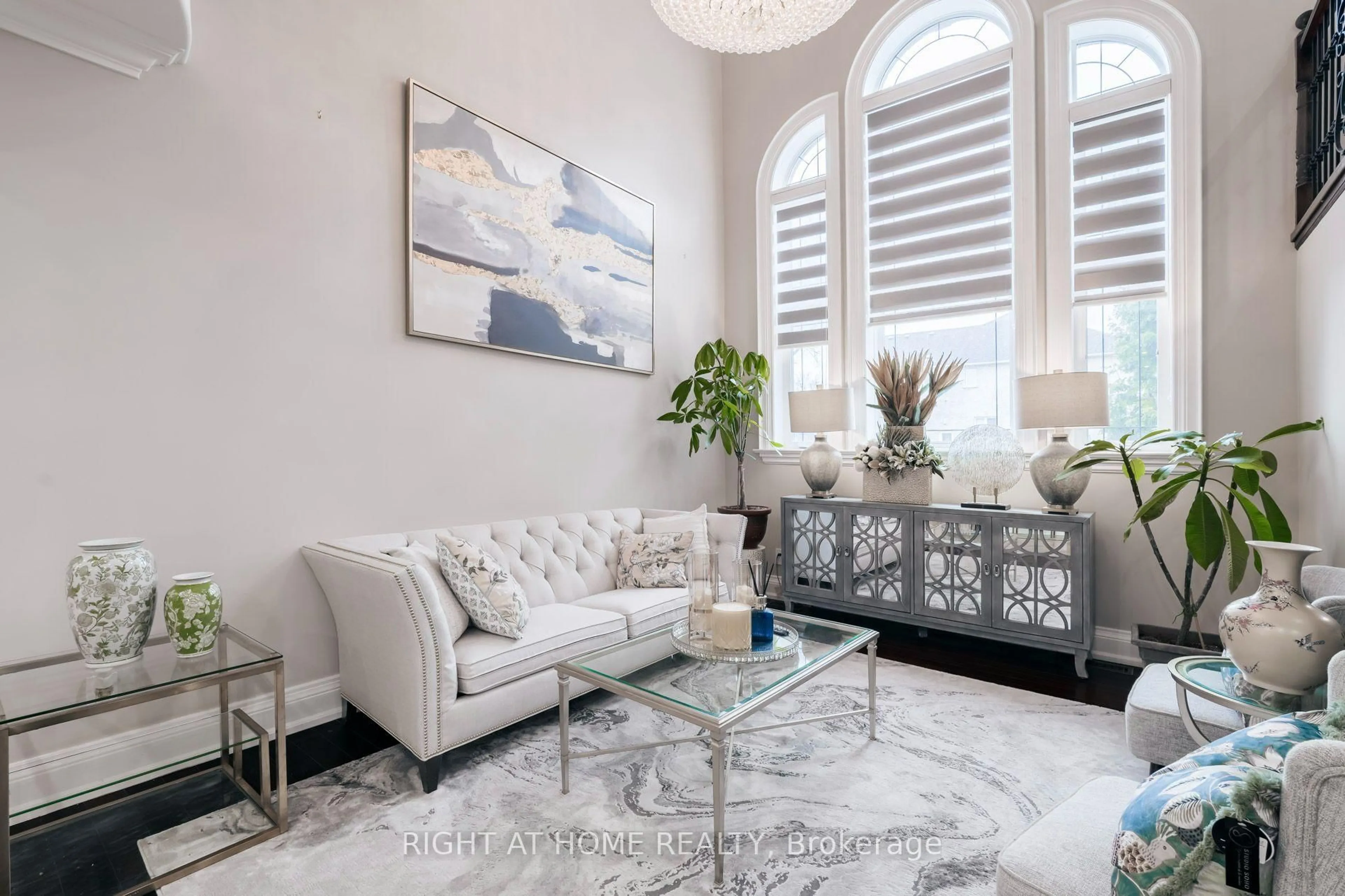 Living room with furniture, ceramic/tile floor for 99 Fairview Rd, Mississauga Ontario L5B 1K7