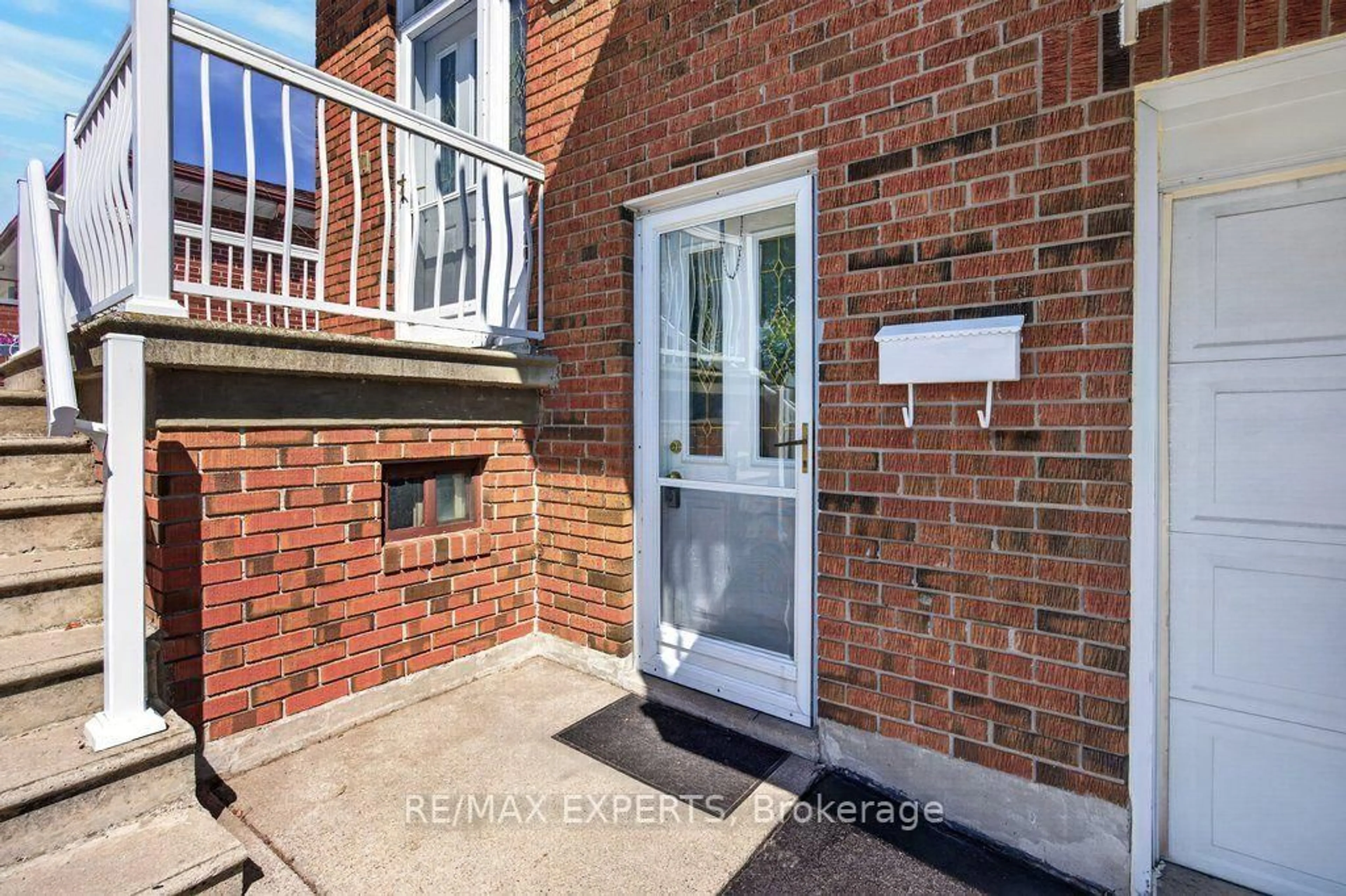 Unknown for 32 Firenza Dr, Toronto Ontario M9L 1A5