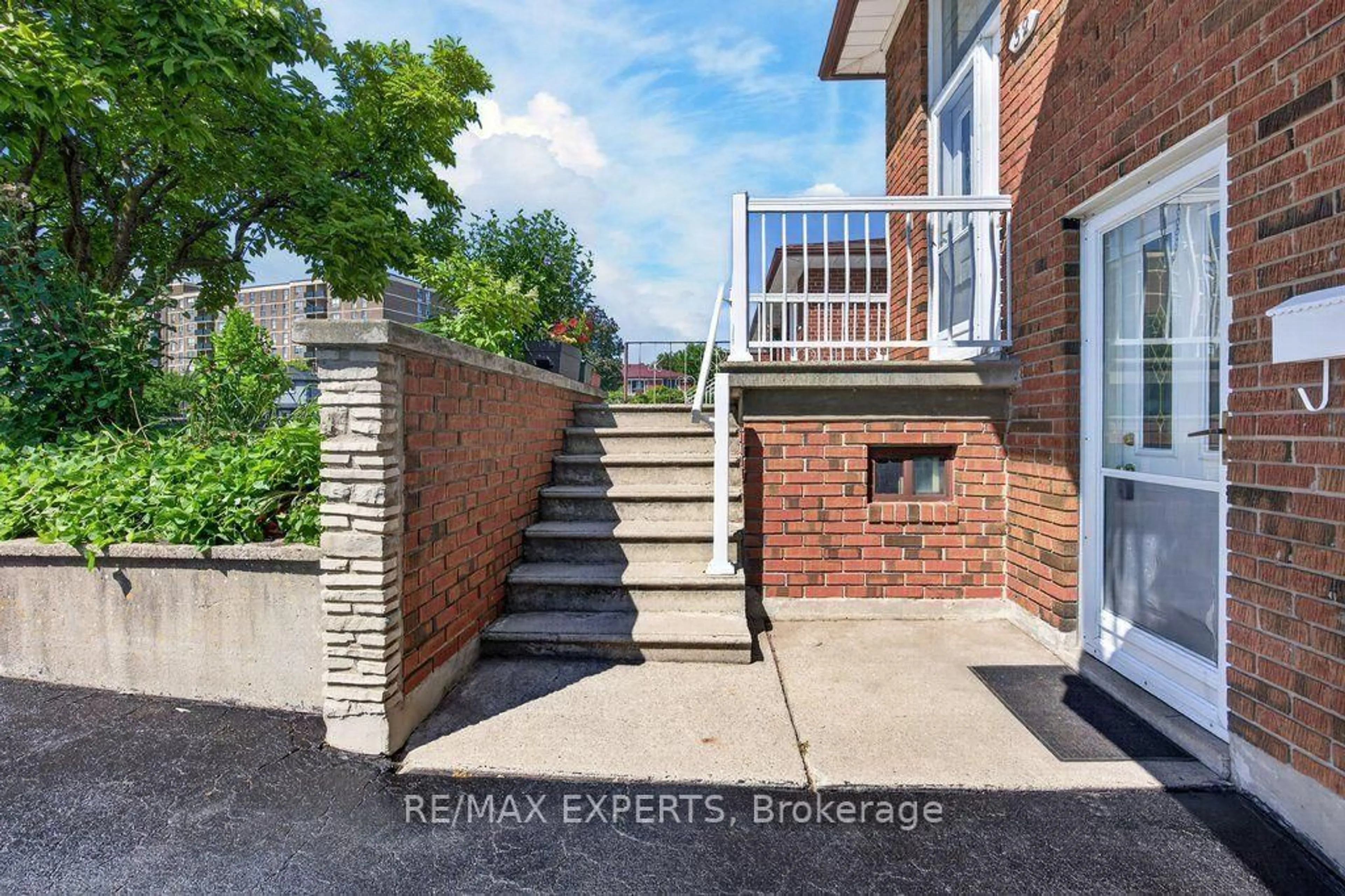 Unknown for 32 Firenza Dr, Toronto Ontario M9L 1A5
