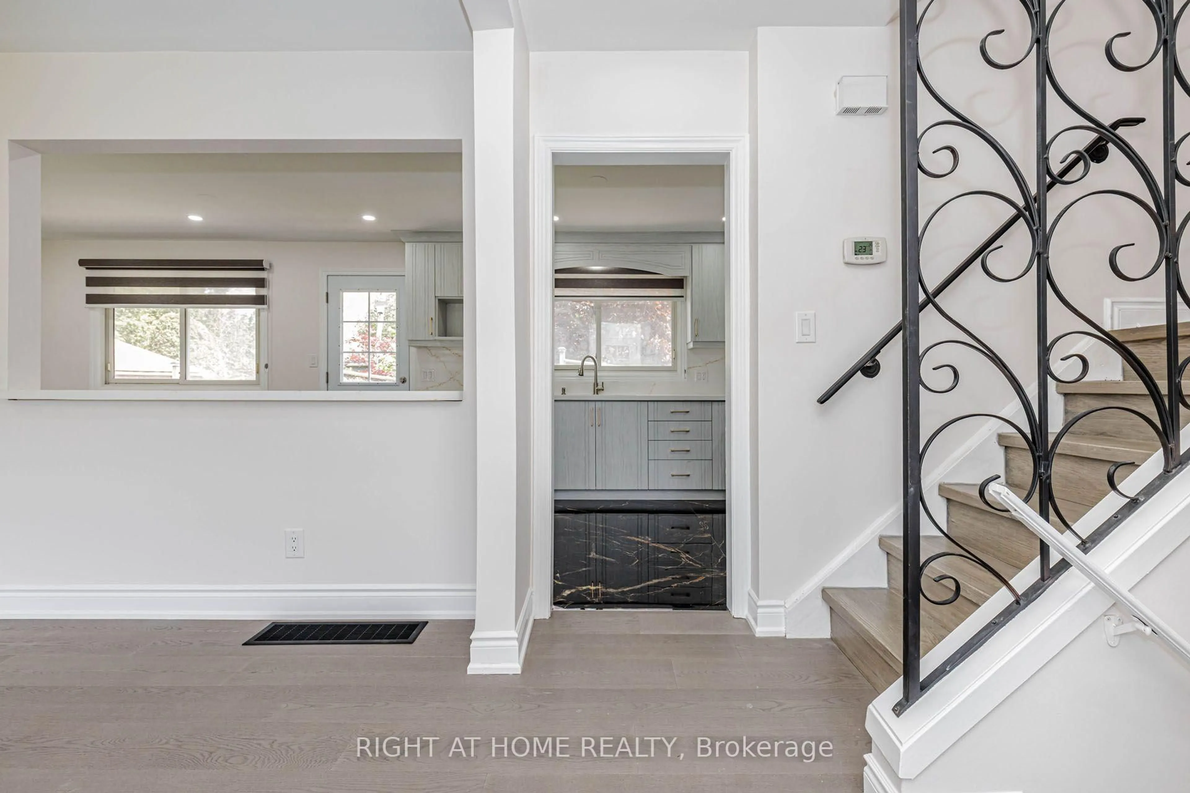 Indoor entryway for 5154 New St, Burlington Ontario L7L 1V4